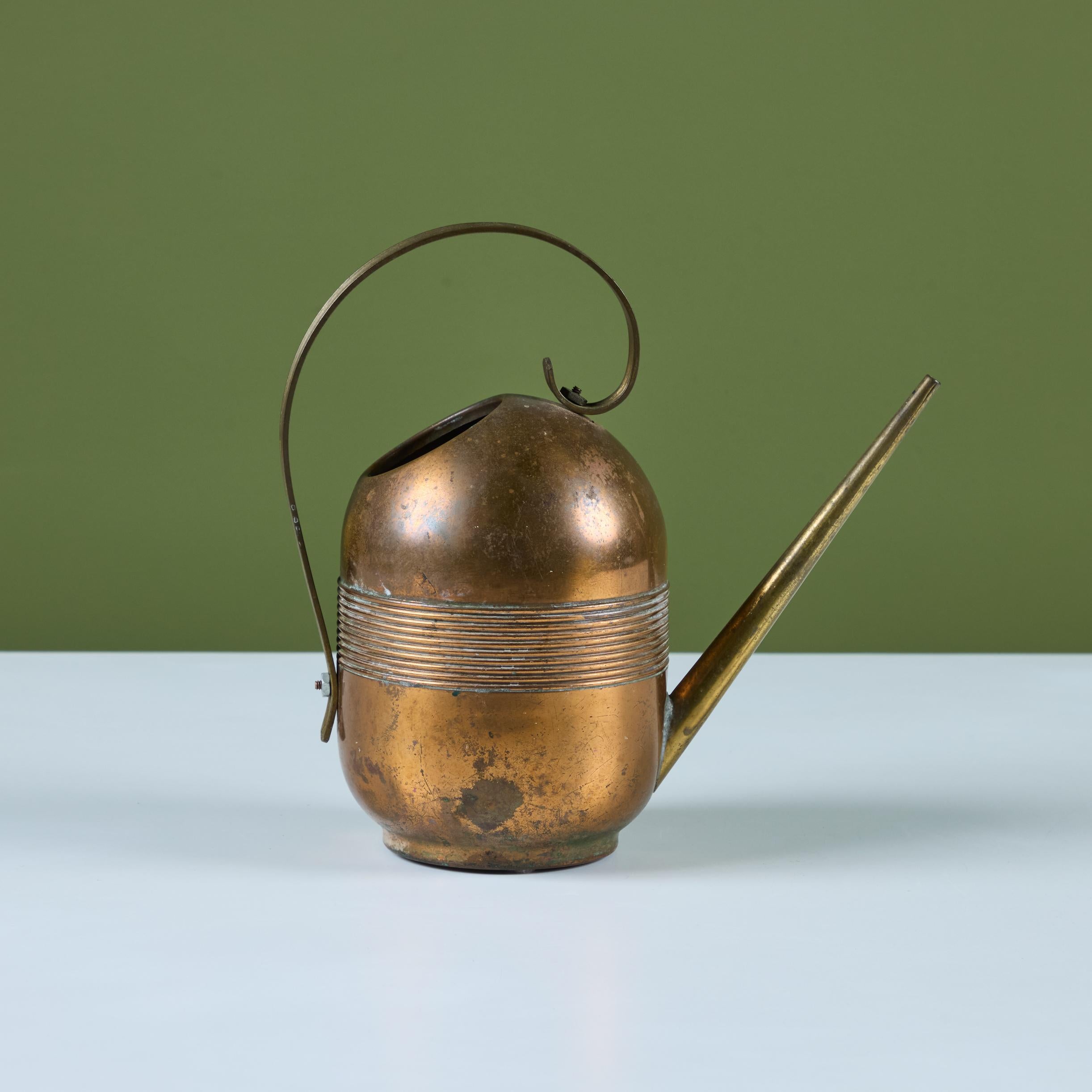 Metà XX secolo Annaffiatoio Art Deco in rame e ottone di Chase in vendita