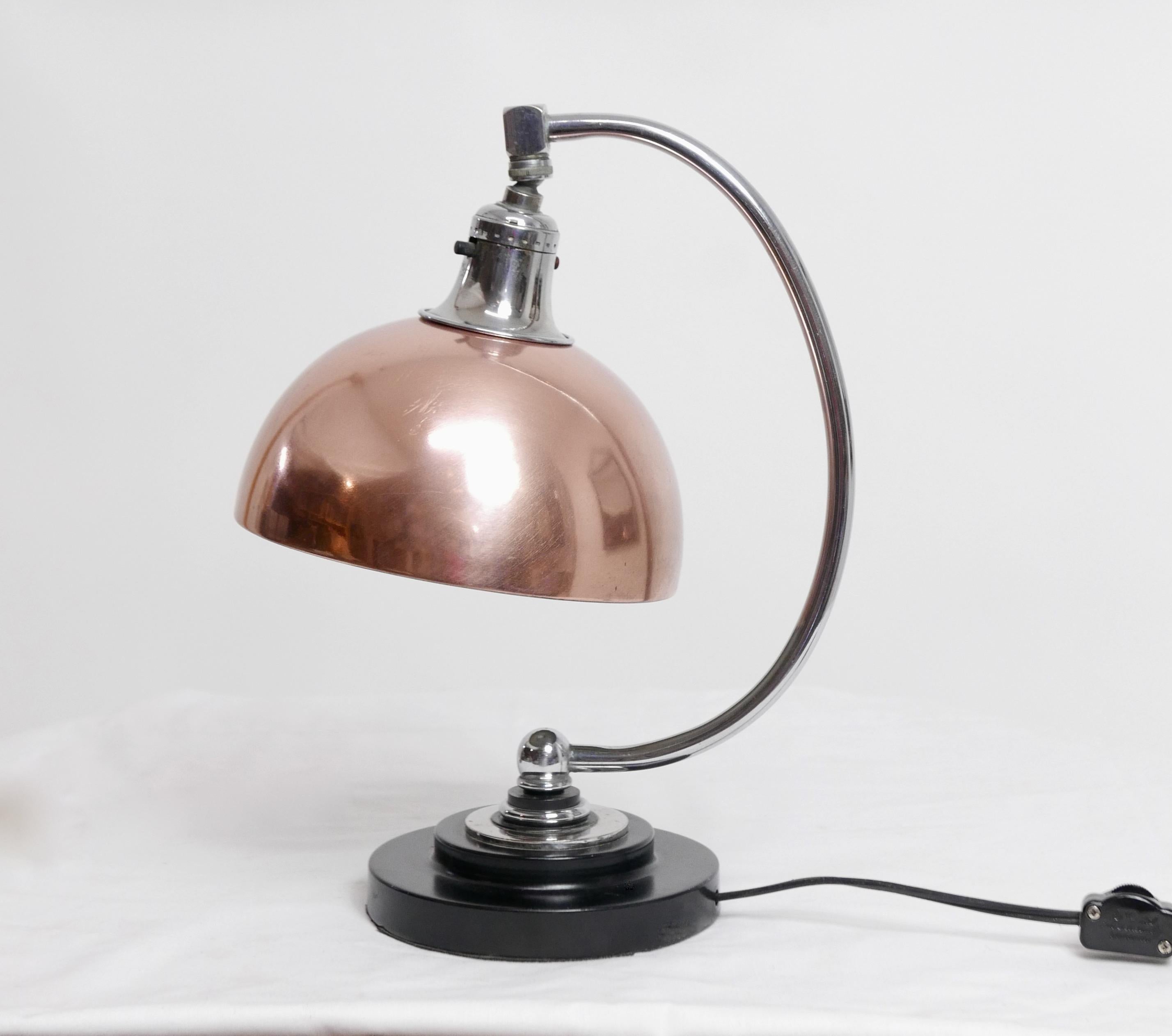 Original Art Deco period chrome and copper desk lamp with painted steel base.
American 1930s-1940s
Recently re-wired.