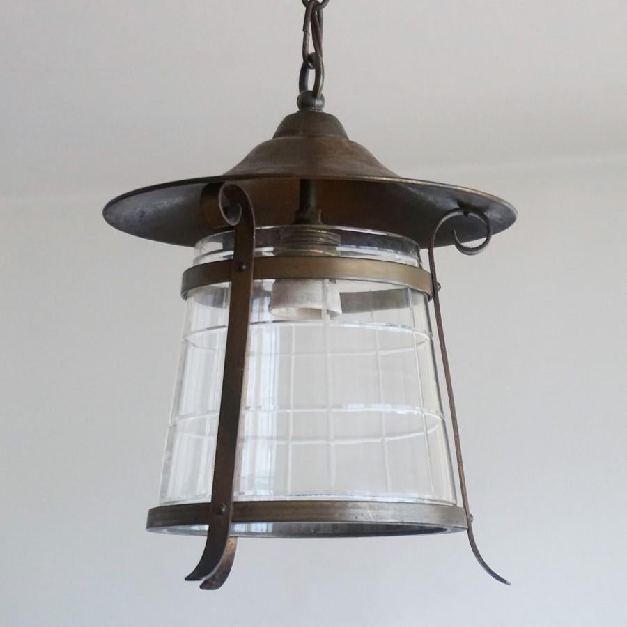 Une jolie lampe Art Déco en cuivre et verre taillé avec une seule douille en laiton et porcelaine pour une ampoule de grande taille, France, 1930-1939.
Mesures : Hauteur totale 29