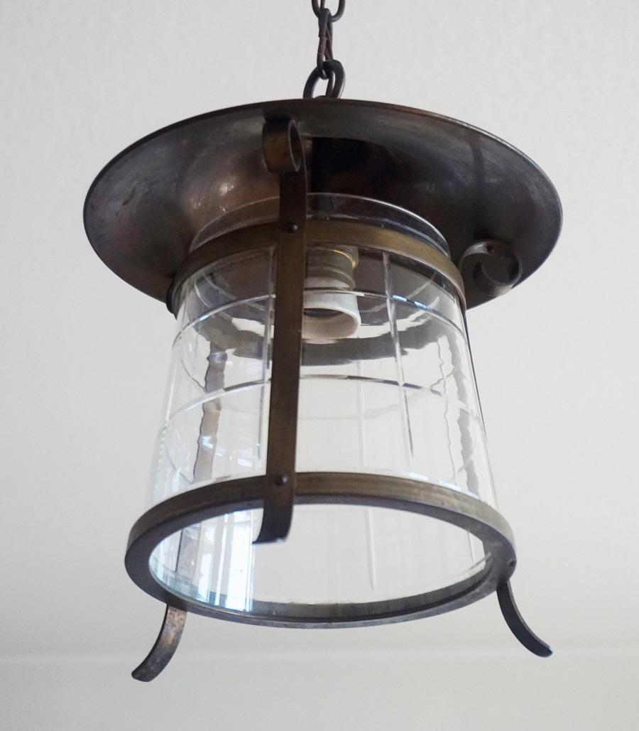 Milieu du XXe siècle Lanterne Art Déco en cuivre et verre taillé en vente