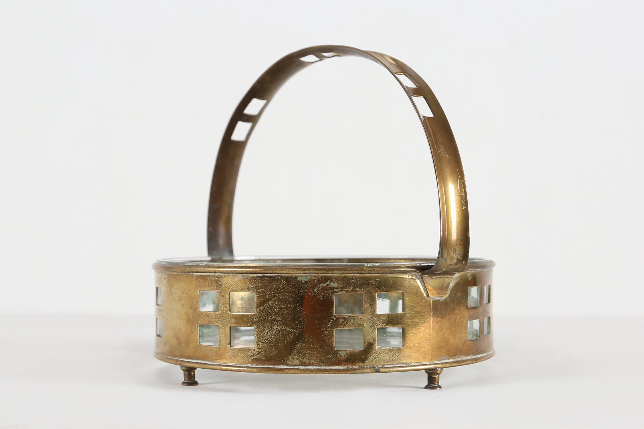 Austria / 1920 / cesto di frutta / rame, vetro / Art Deco

Cesto di frutta Artistics alla maniera dell'artista austriaco Hans Ofner. Quest'opera d'arte presenta un cesto in rame con manico con intagli geografici e un cesto con intarsio in vetro su 4