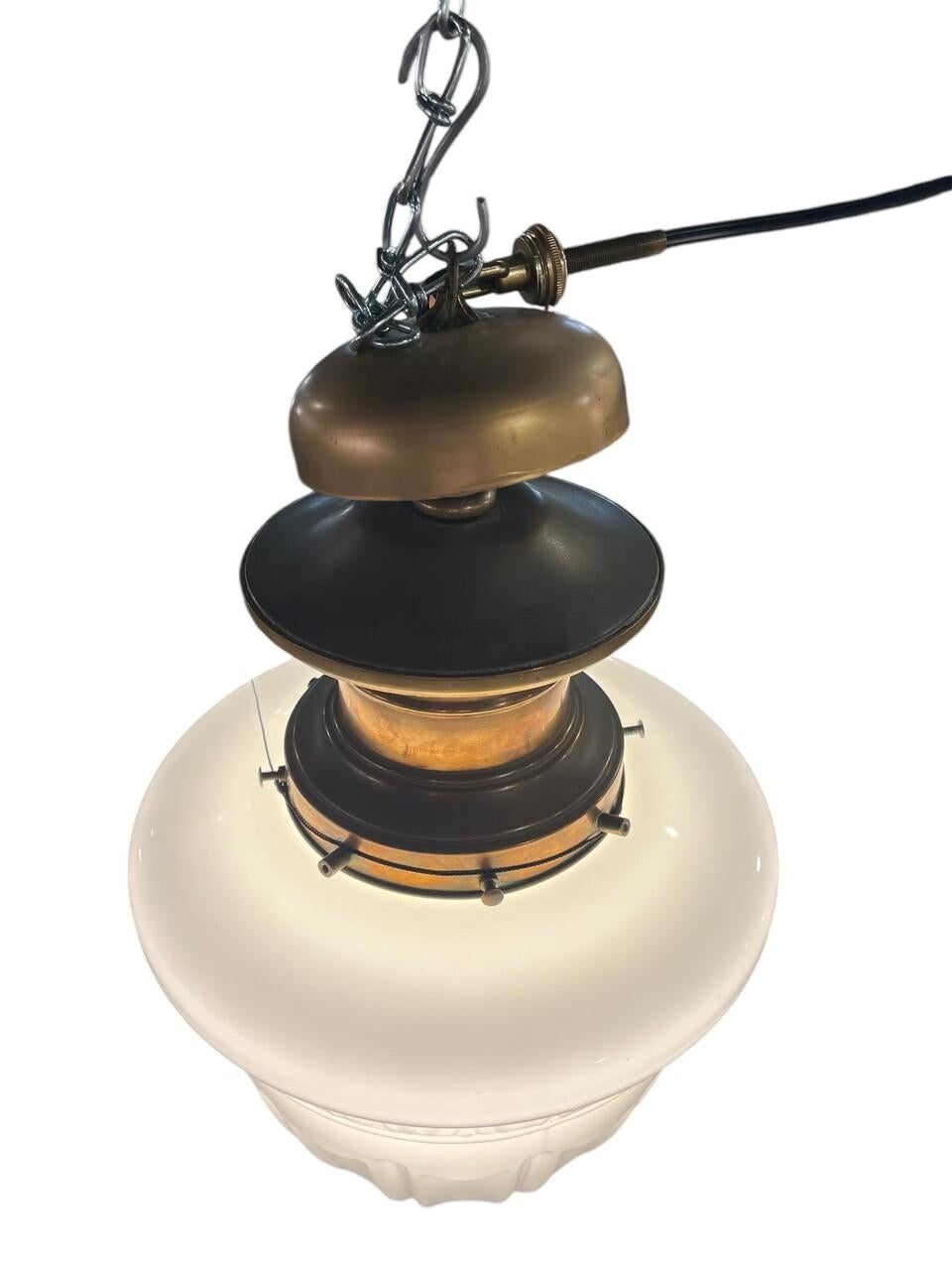 Art Déco Lampadario a sospensione in rame e vetro lattimo Art Deco in vendita