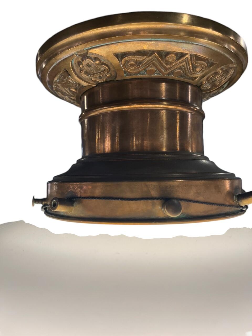 Americano Lampadario a sospensione in rame e vetro lattimo Art Deco in vendita