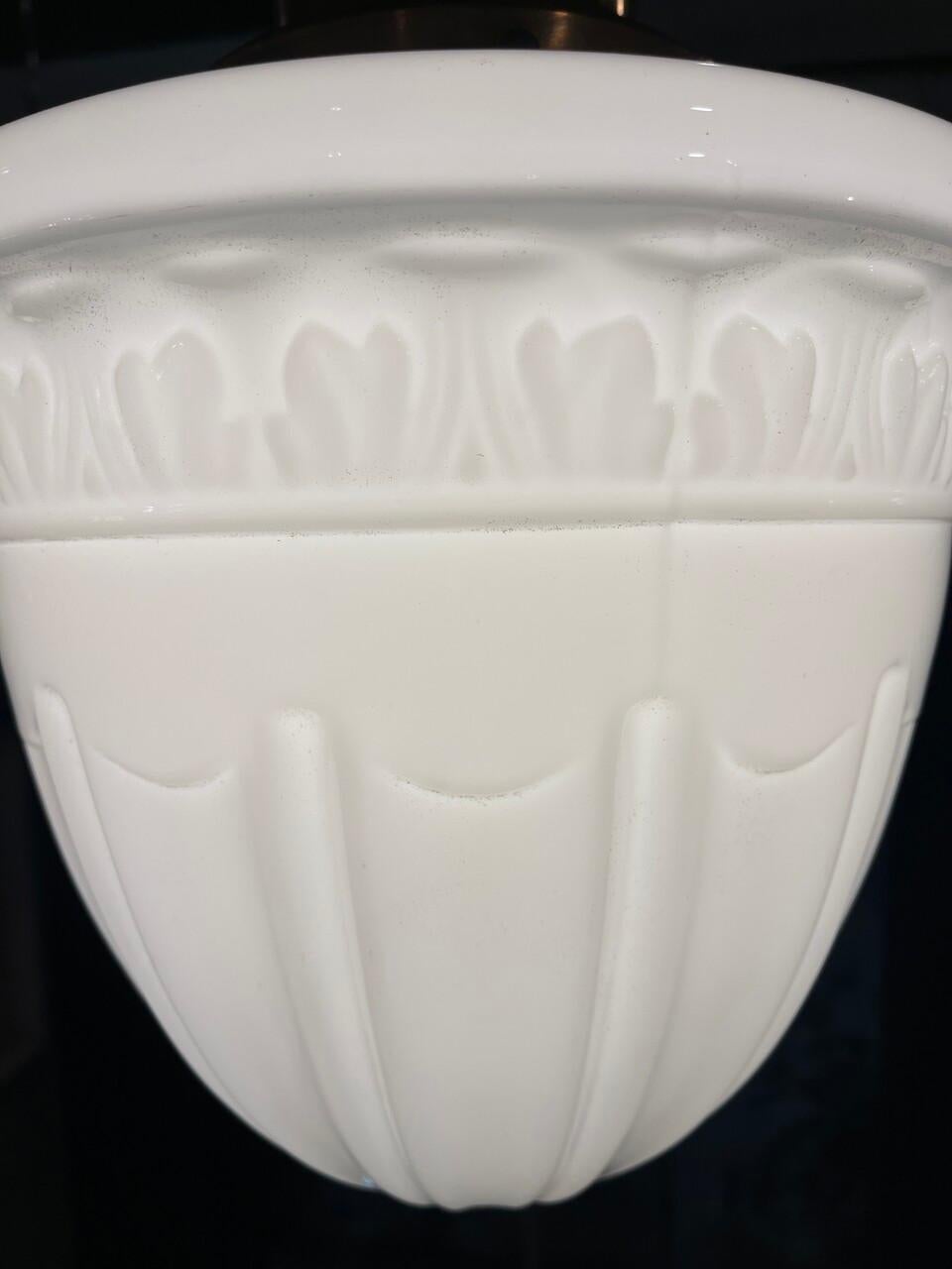 Lampadario a sospensione in rame e vetro lattimo Art Deco In condizioni buone in vendita a Houston, TX