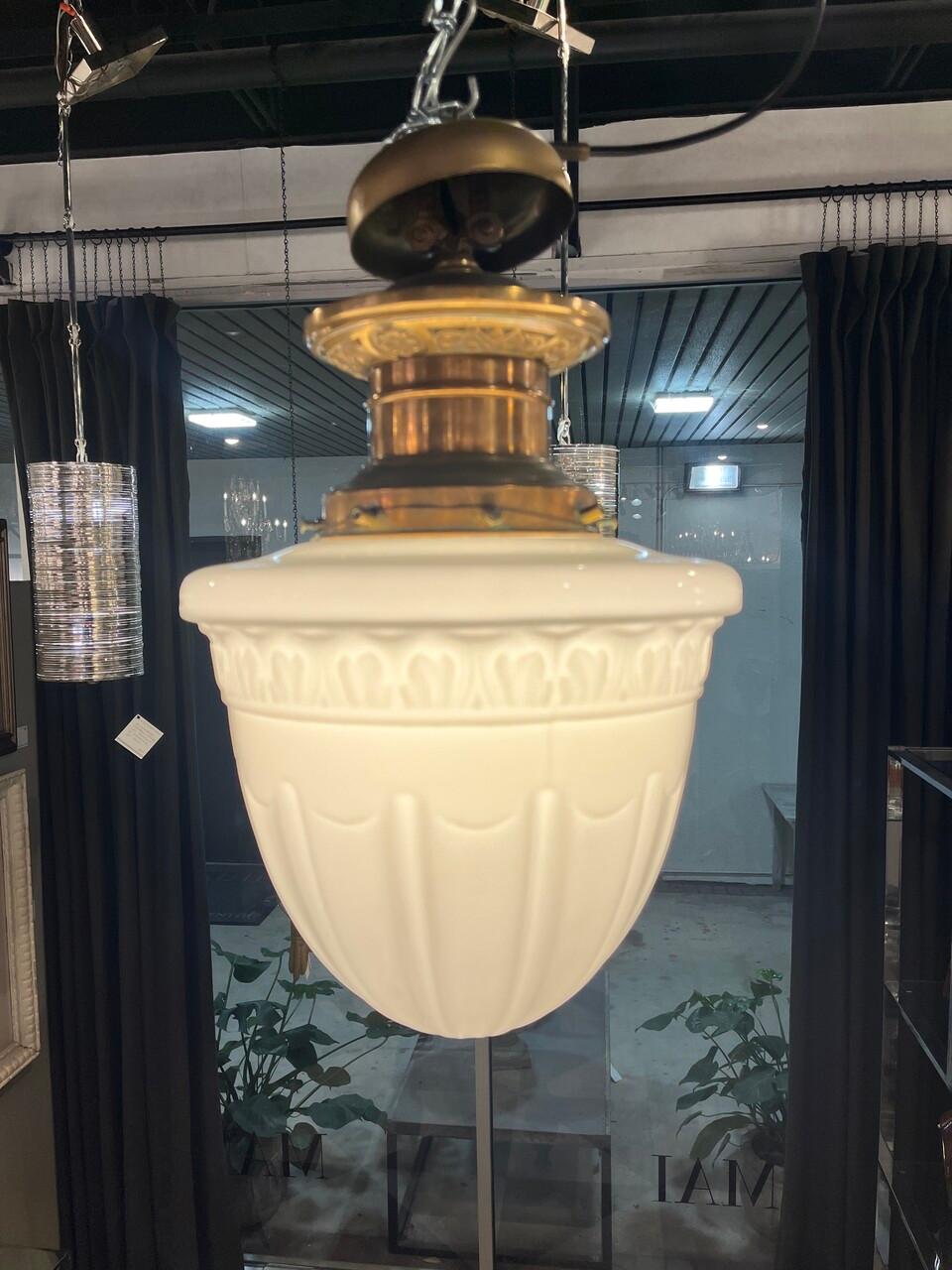 XX secolo Lampadario a sospensione in rame e vetro lattimo Art Deco in vendita