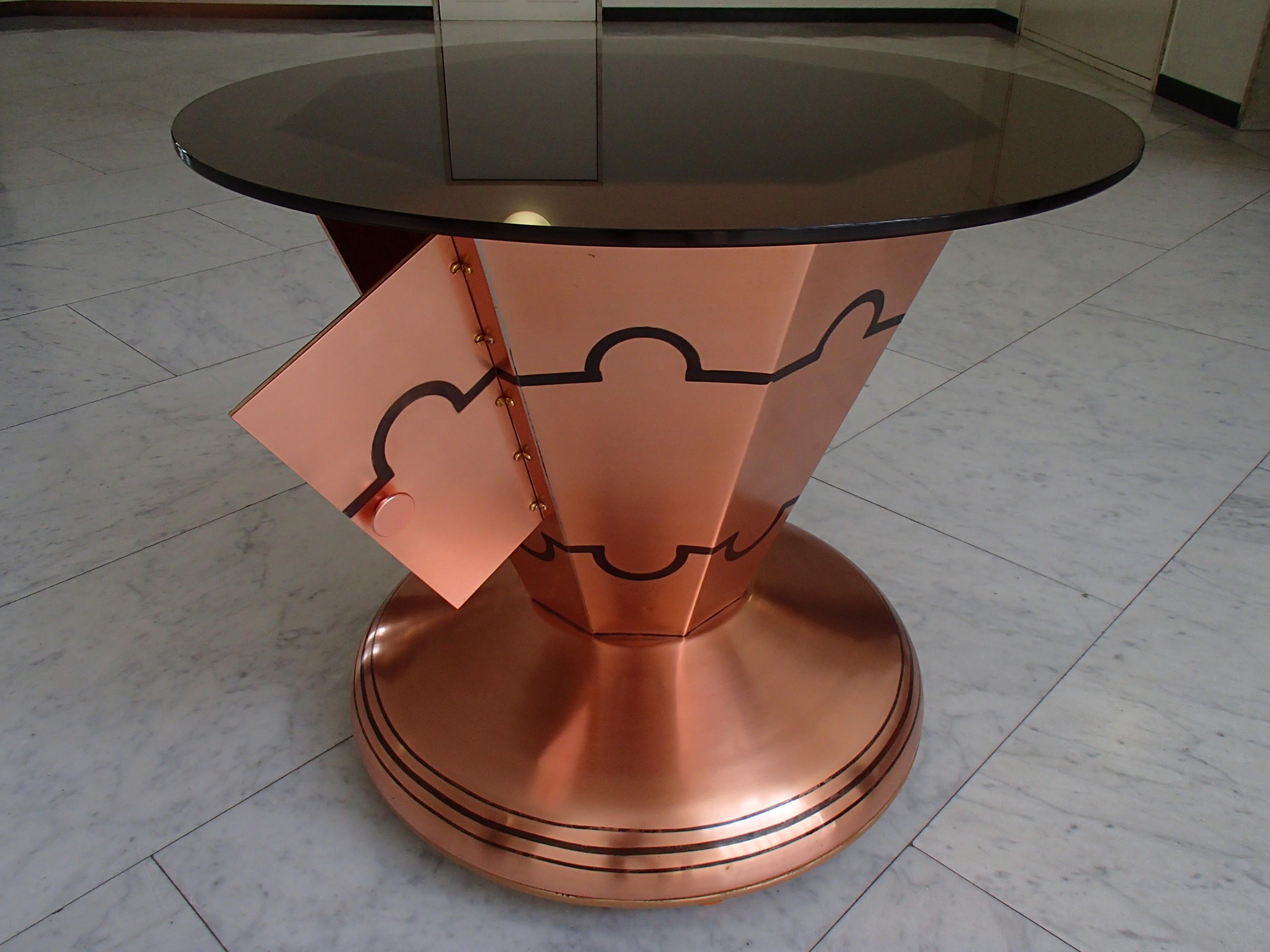 Art Deco Copper Bar Table on Wheels with Turnable Tray Inside and Glass Top For Sale 5