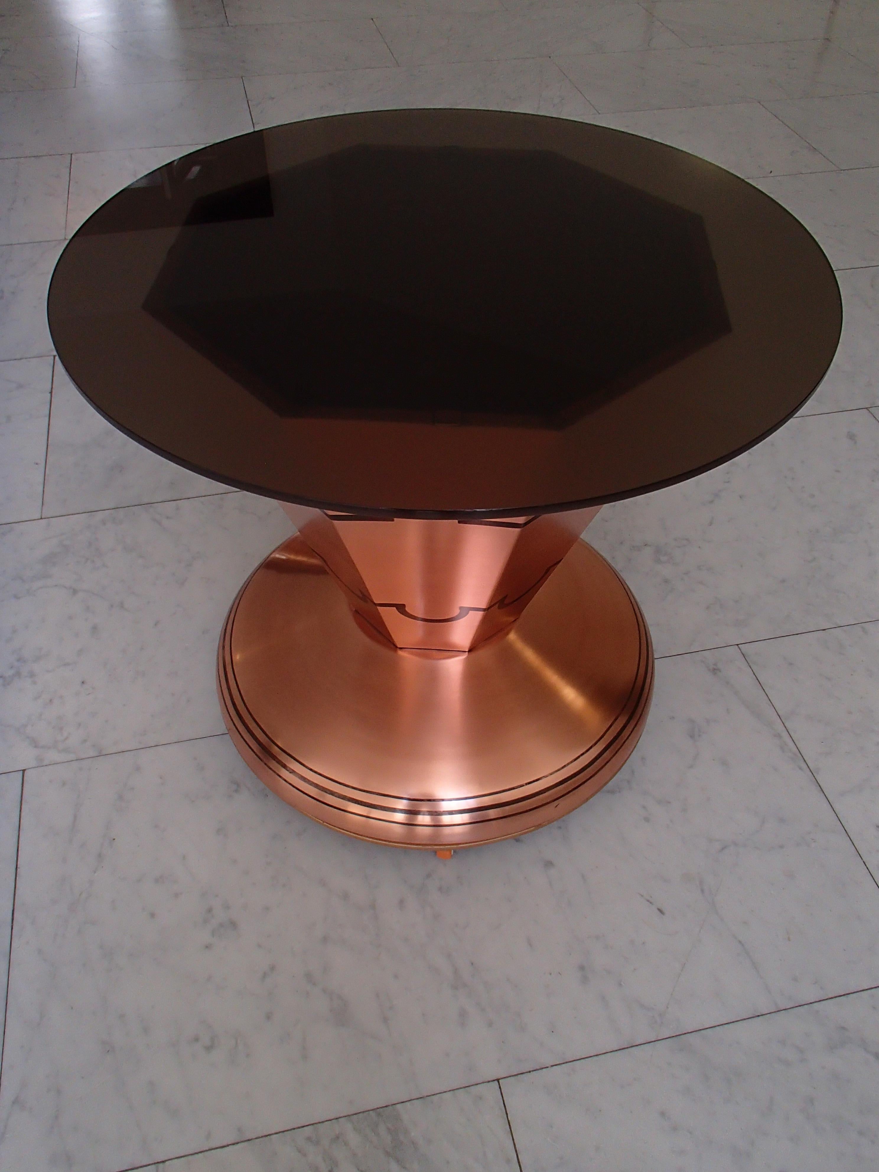 Art déco Table de bar Art Déco en cuivre sur roulettes avec plateau tournant à l'intérieur et plateau en verre en vente