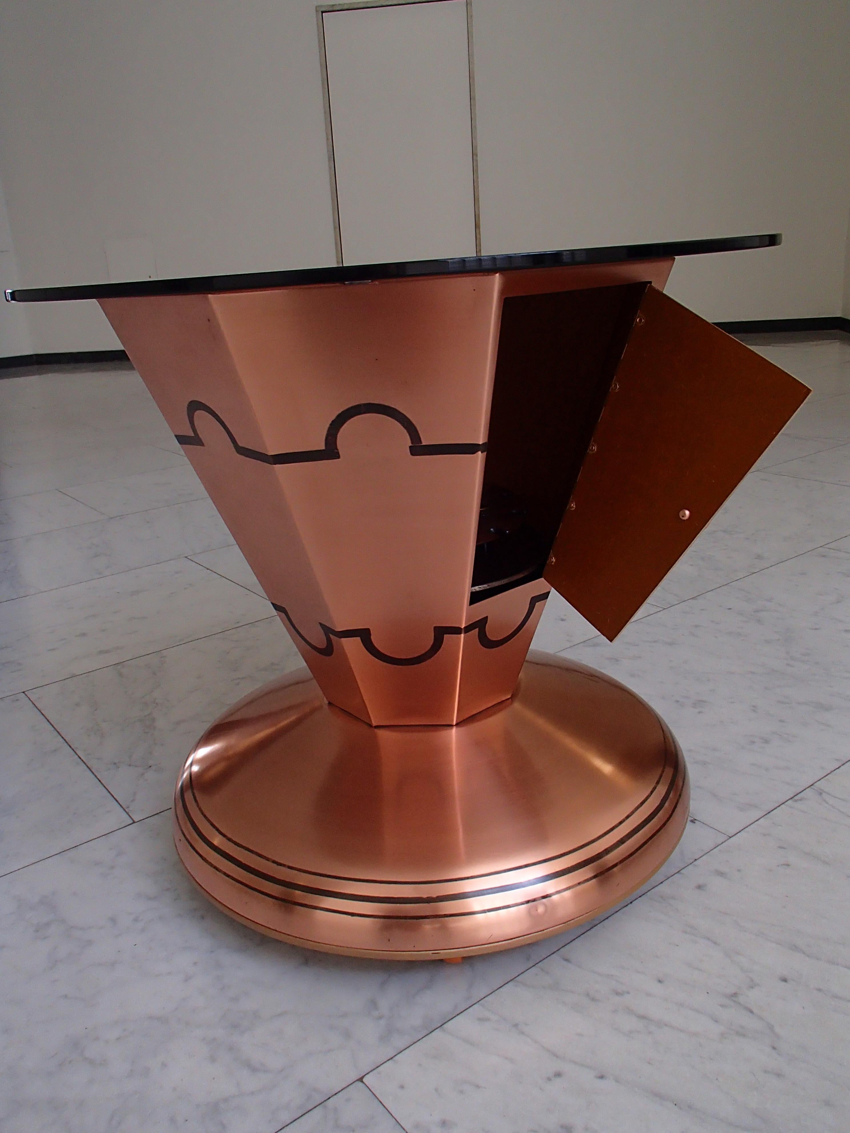 Art Deco Copper Bar Table on Wheels with Turnable Tray Inside and Glass Top For Sale 1