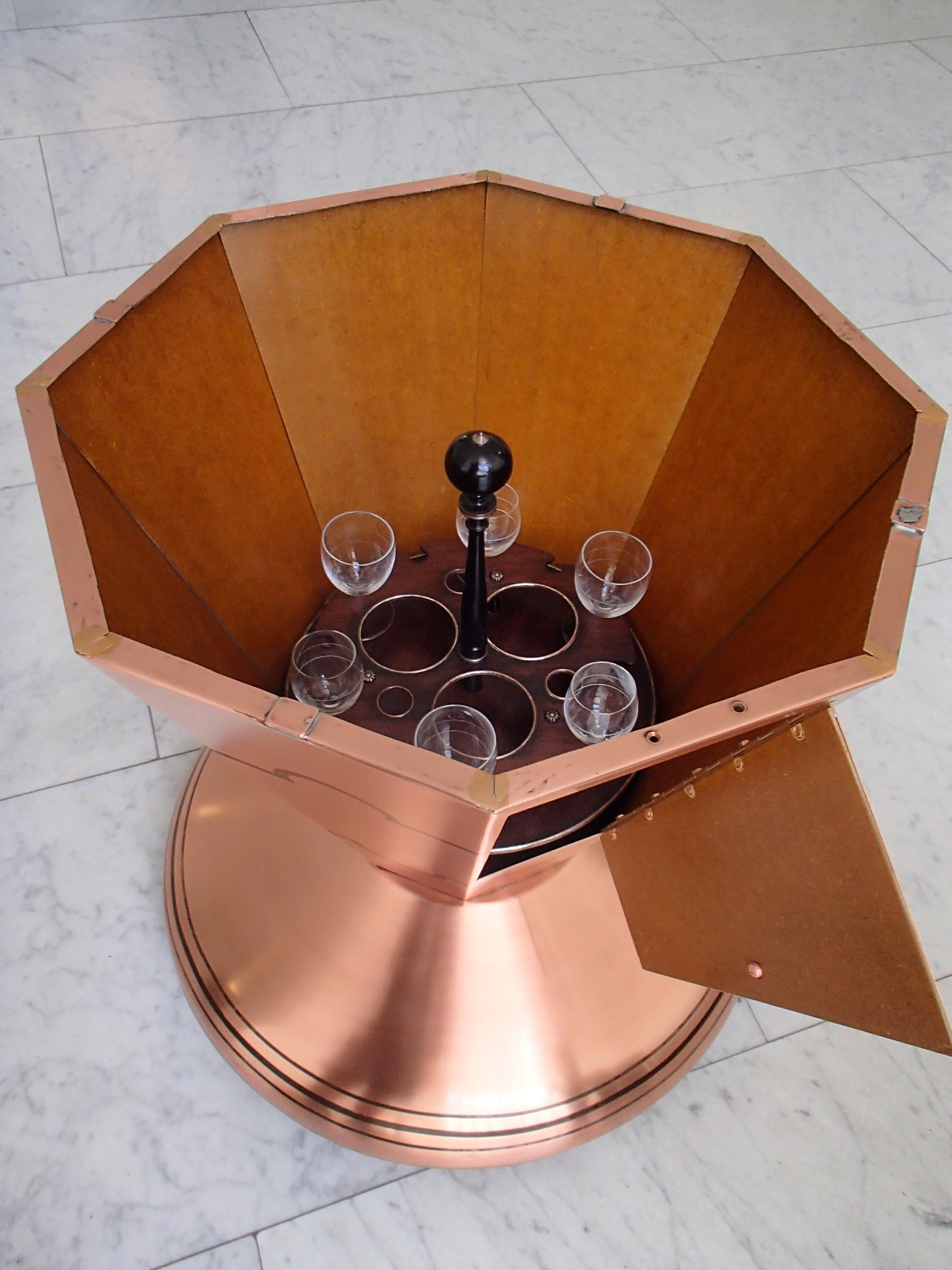 Art Deco Copper Bar Table on Wheels with Turnable Tray Inside and Glass Top For Sale 2