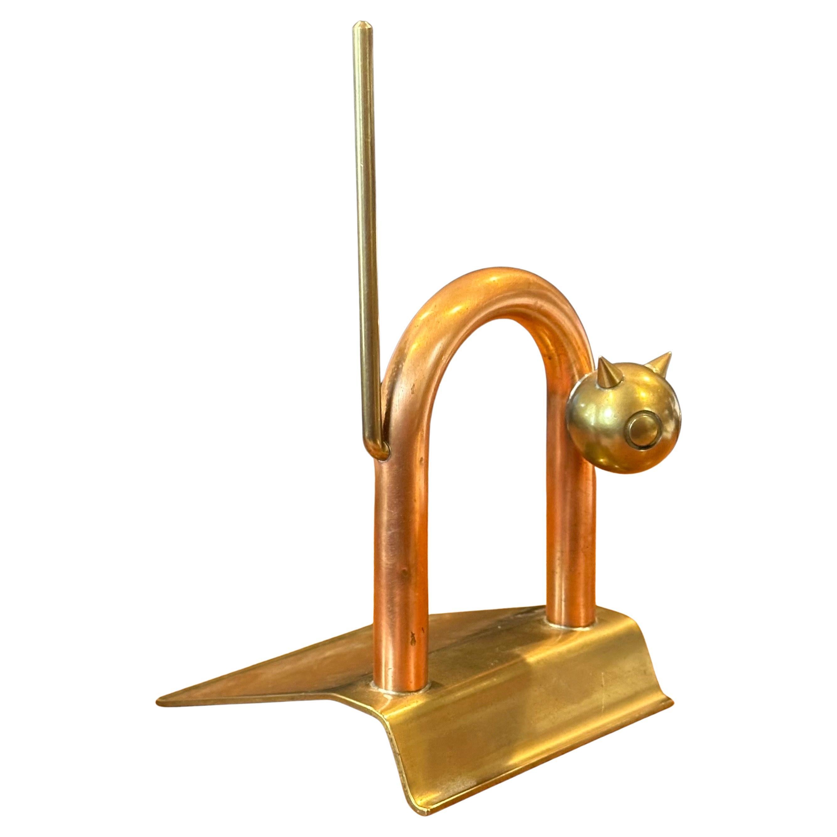 Américain Stop-porte chat Art déco en cuivre et laiton de Walter Von Nessen pour Chase & Co. en vente