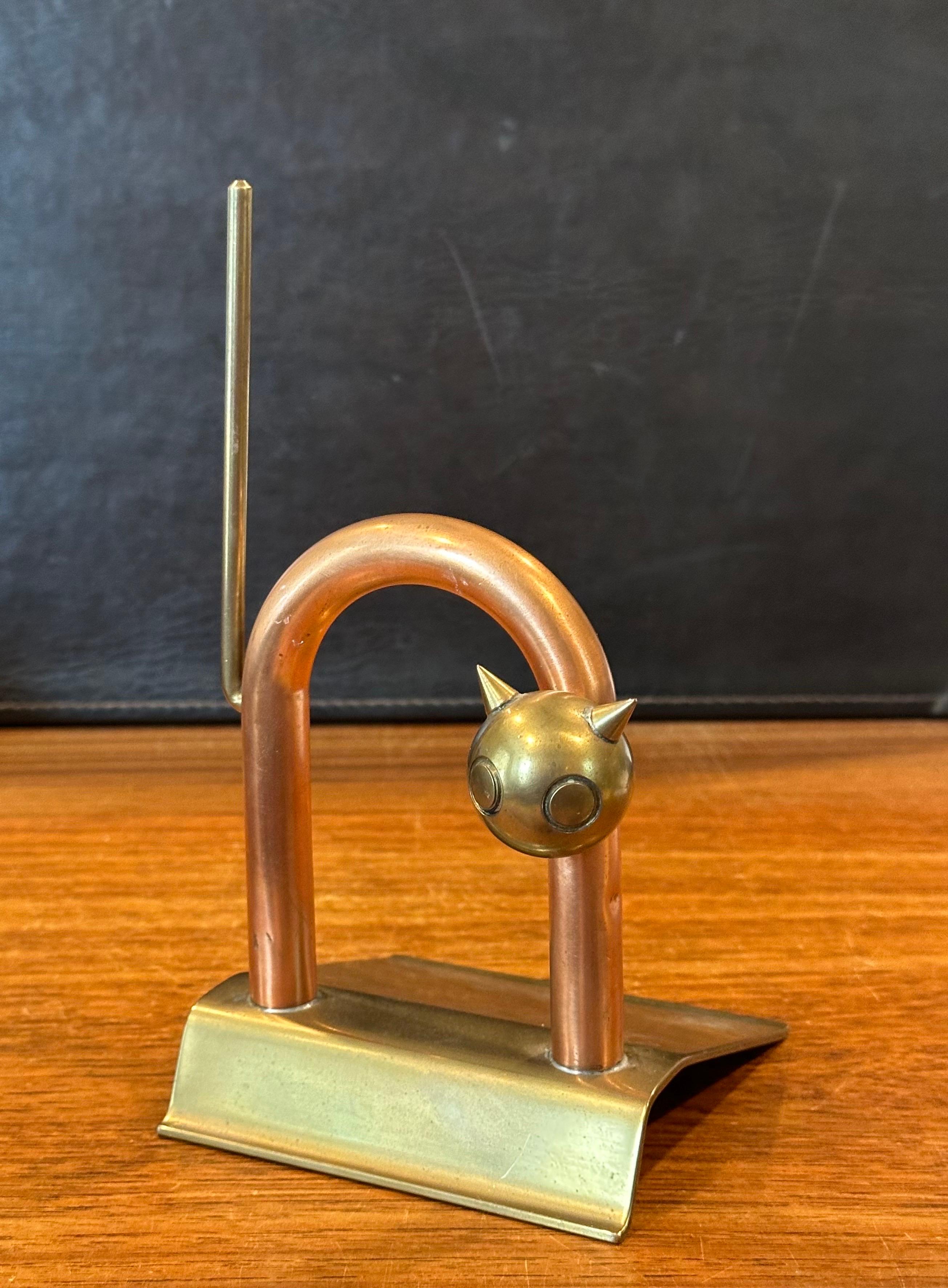 20ième siècle Stop-porte chat Art déco en cuivre et laiton de Walter Von Nessen pour Chase & Co. en vente