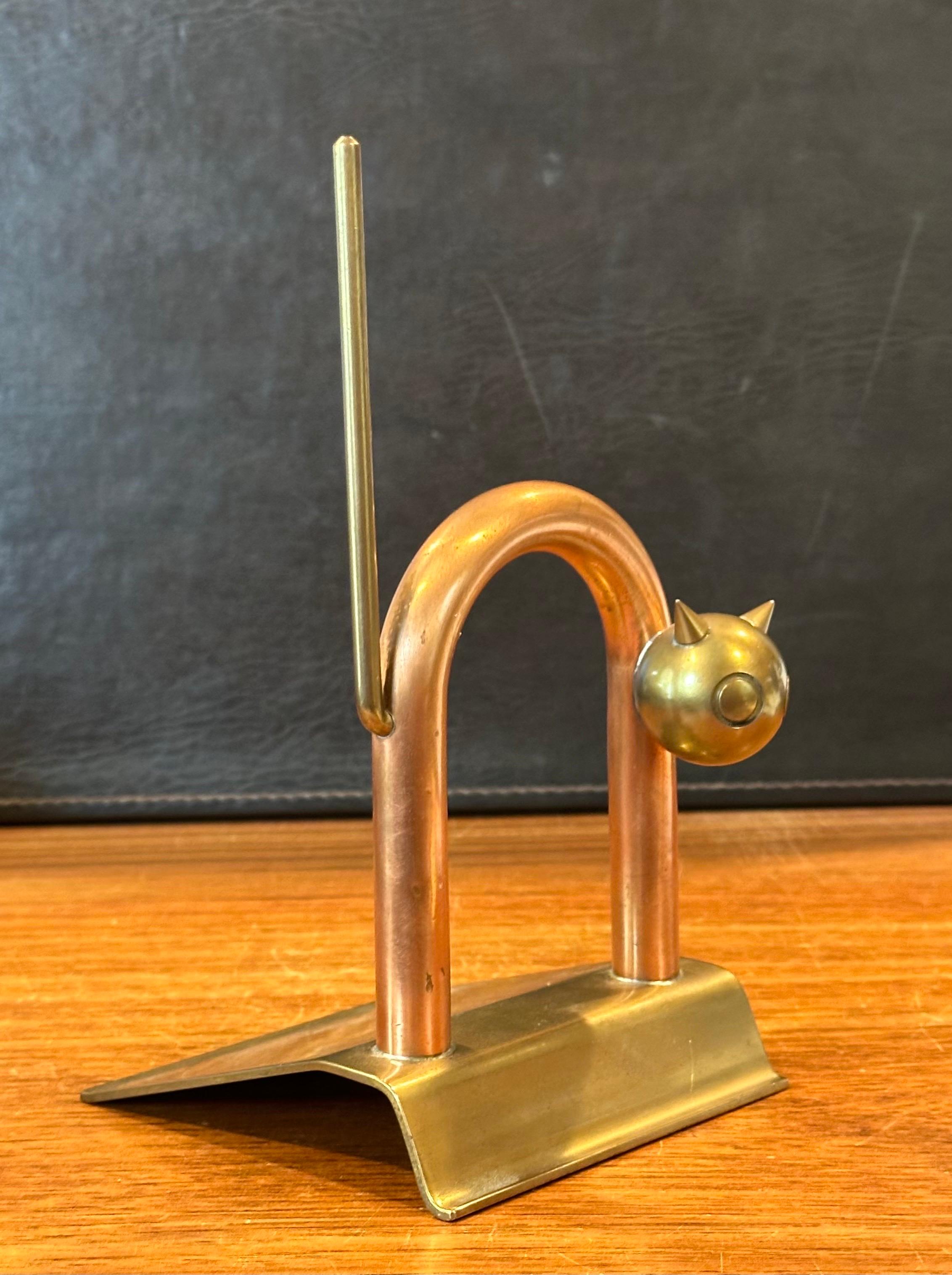 Laiton Stop-porte chat Art déco en cuivre et laiton de Walter Von Nessen pour Chase & Co. en vente