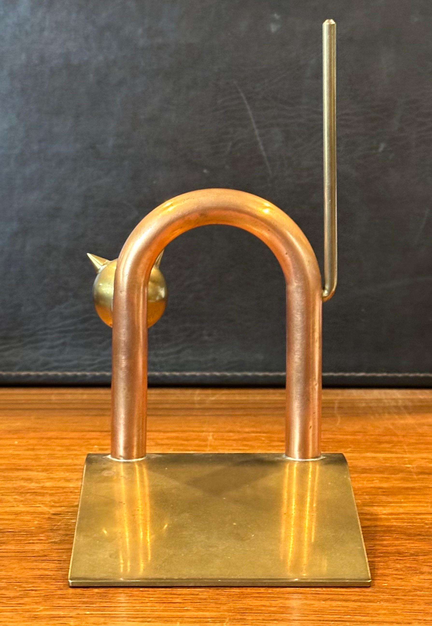 Stop-porte chat Art déco en cuivre et laiton de Walter Von Nessen pour Chase & Co. en vente 3