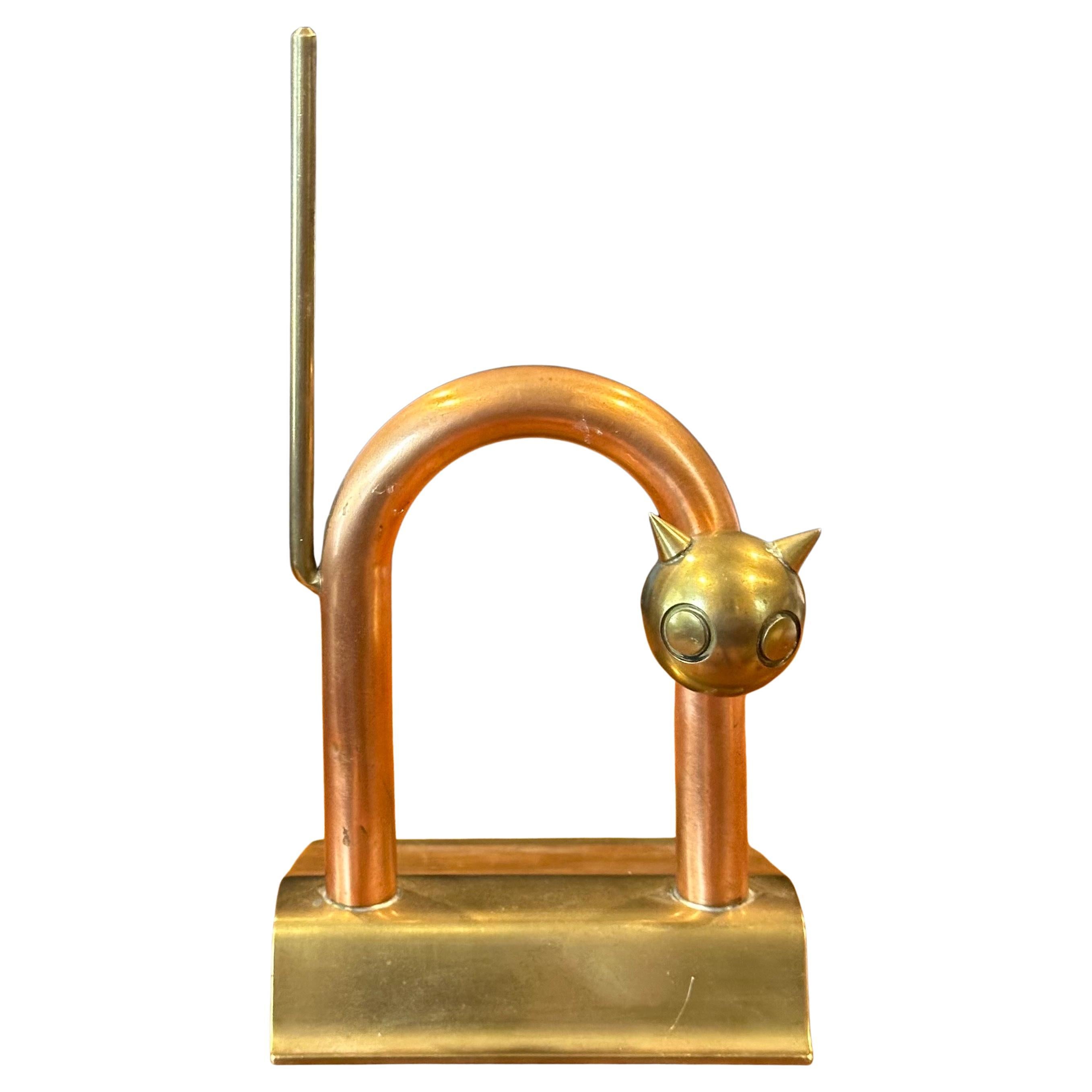 Stop-porte chat Art déco en cuivre et laiton de Walter Von Nessen pour Chase & Co. en vente