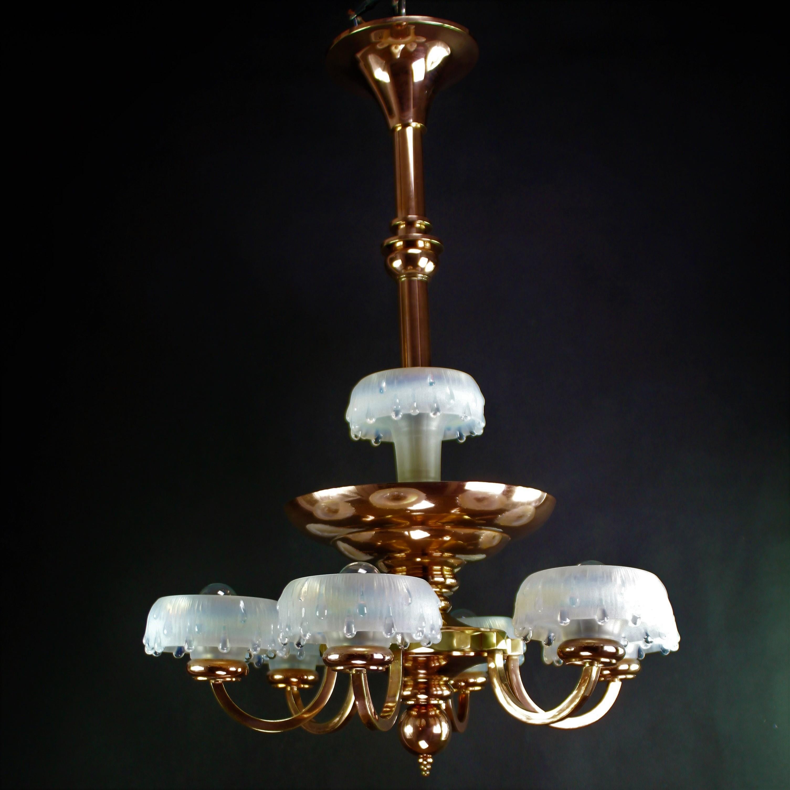Art Deco chandelier with EZAN Glasses- 1930s

The Ezan Art Deco chandelier is an elegant and stylish lighting piece in Art Deco style. It is made of high-quality copper and has unique design elements that make the chandelier a special work of