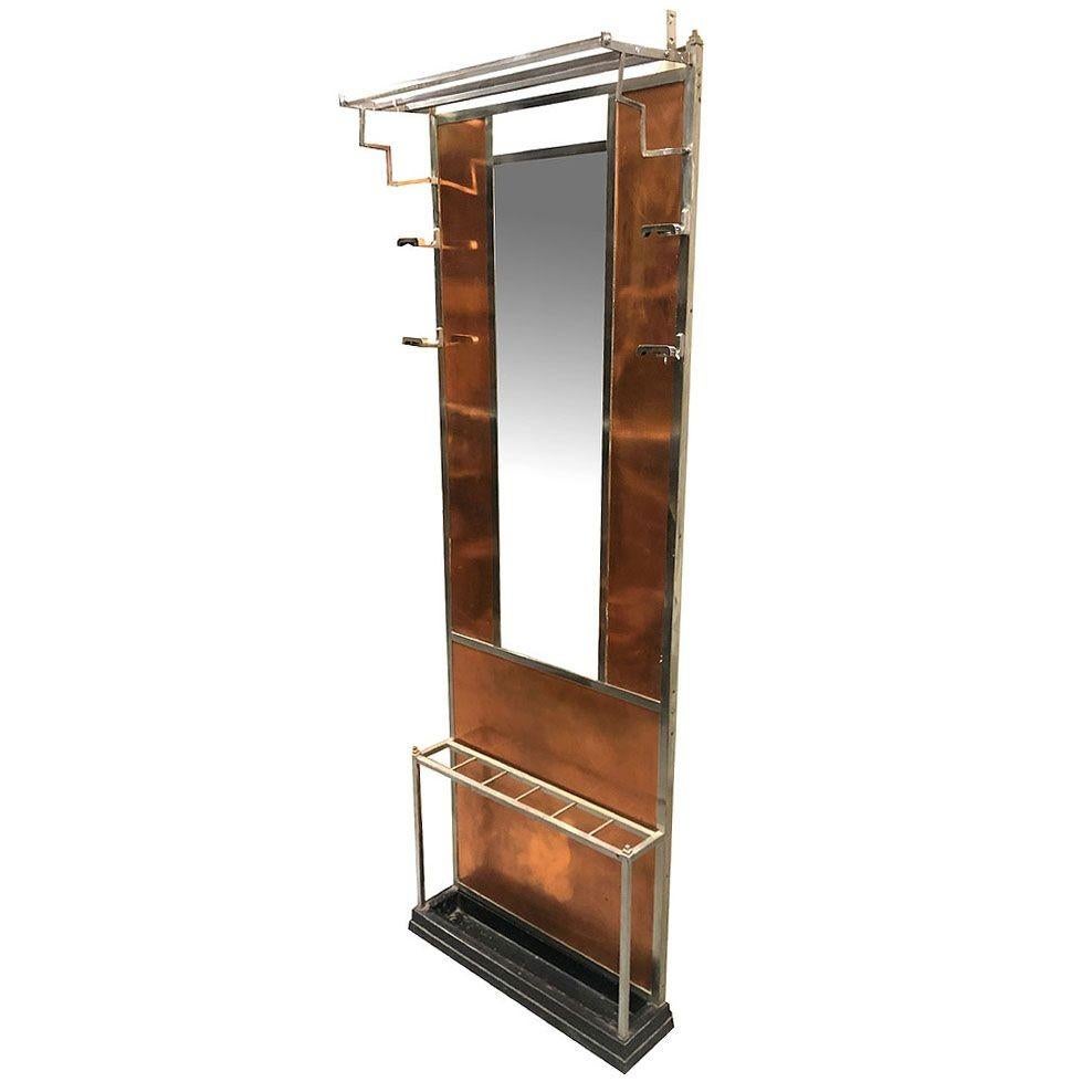 Questo albero da ingresso in rame e cromo Art Deco con specchio di vanità ha una forma geometrica e dettagli Streamline. Dispone di 4 ganci di elegante fattura per cappelli, cappotti e borse, oltre a fessure inferiori per ombrelli e una roccia