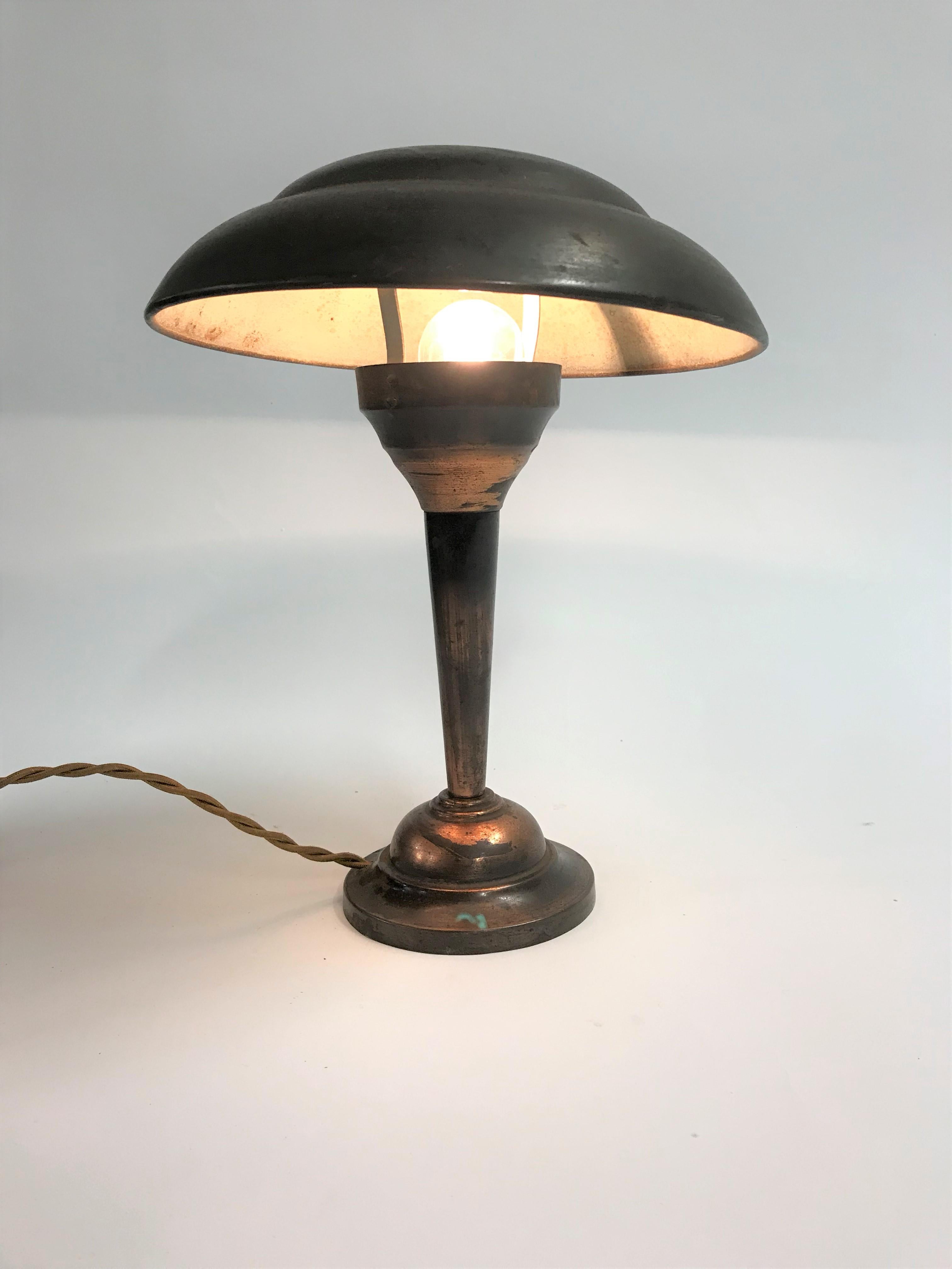 Beautiful original copper art deco table lamp.

These table lamps, sometimes referred to as 'mushroom' table lamps where produced in the 1930s.

The copper aged beautifully and is left untouched on purpose.

Rewired with braided wire to remain