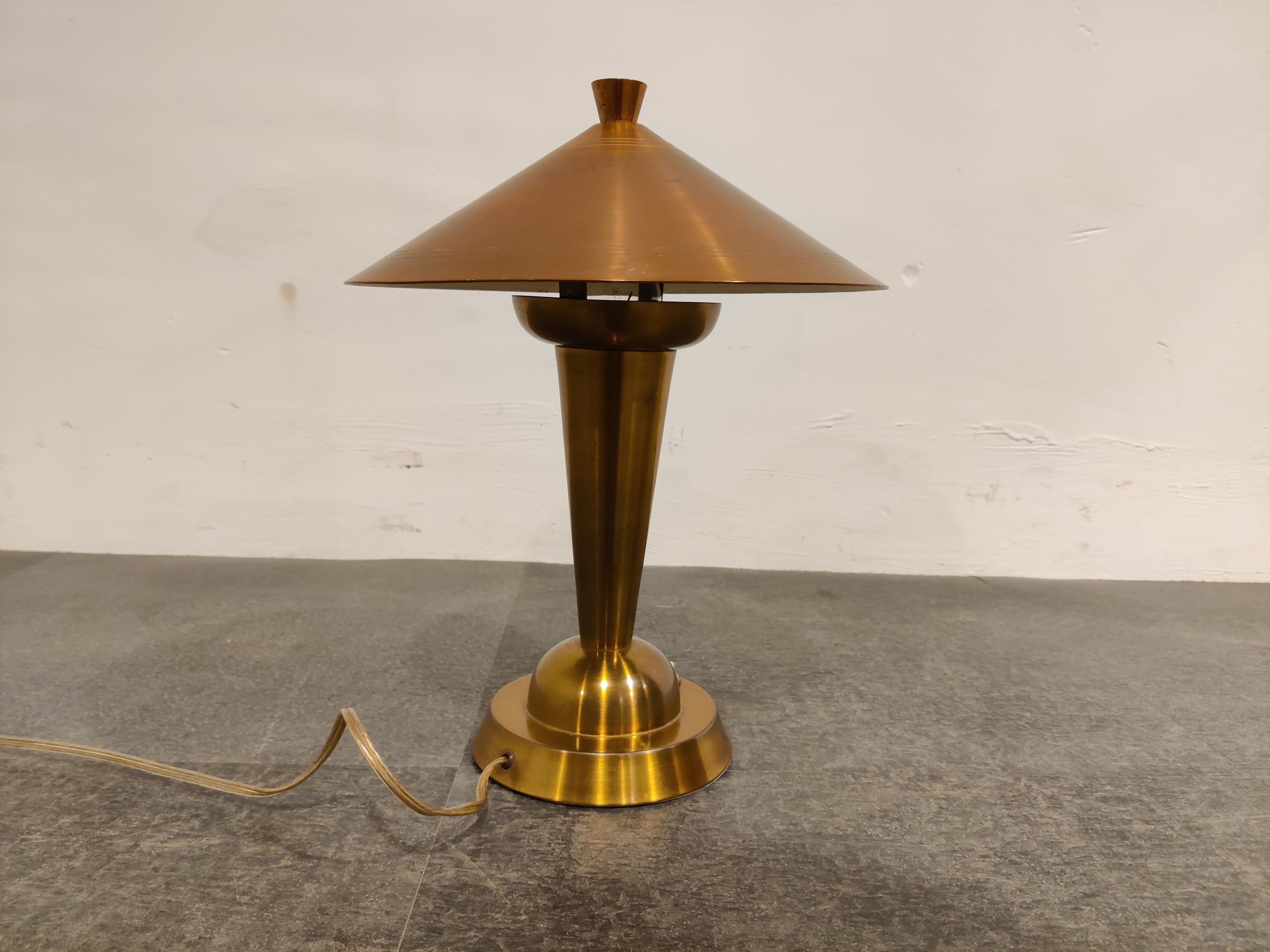 Beautiful original copper art deco table lamp.

These table lamps, sometimes refferd to as 'mushroom' table lamps where produced in the 1930s.

Good original condition.

Tested and ready for use 

Dimensions: 
height: 36cm/14.17