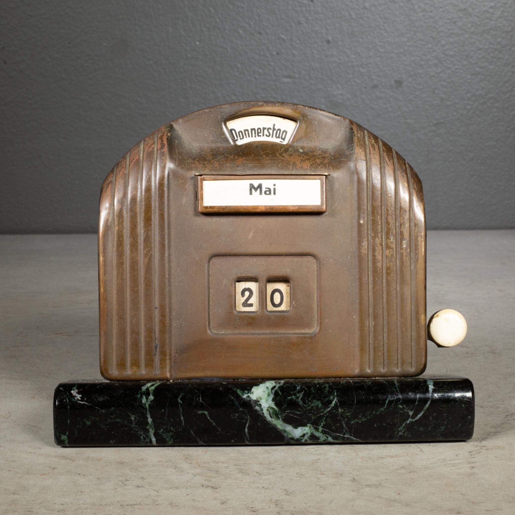 À PROPOS DE

Un calendrier de bureau perpétuel allemand original. Changez le jour de la semaine et la date en appuyant sur la poignée en bakélite située sur le côté. Un bouton au dos permet de régler la date en fonction du jour de la semaine. Les