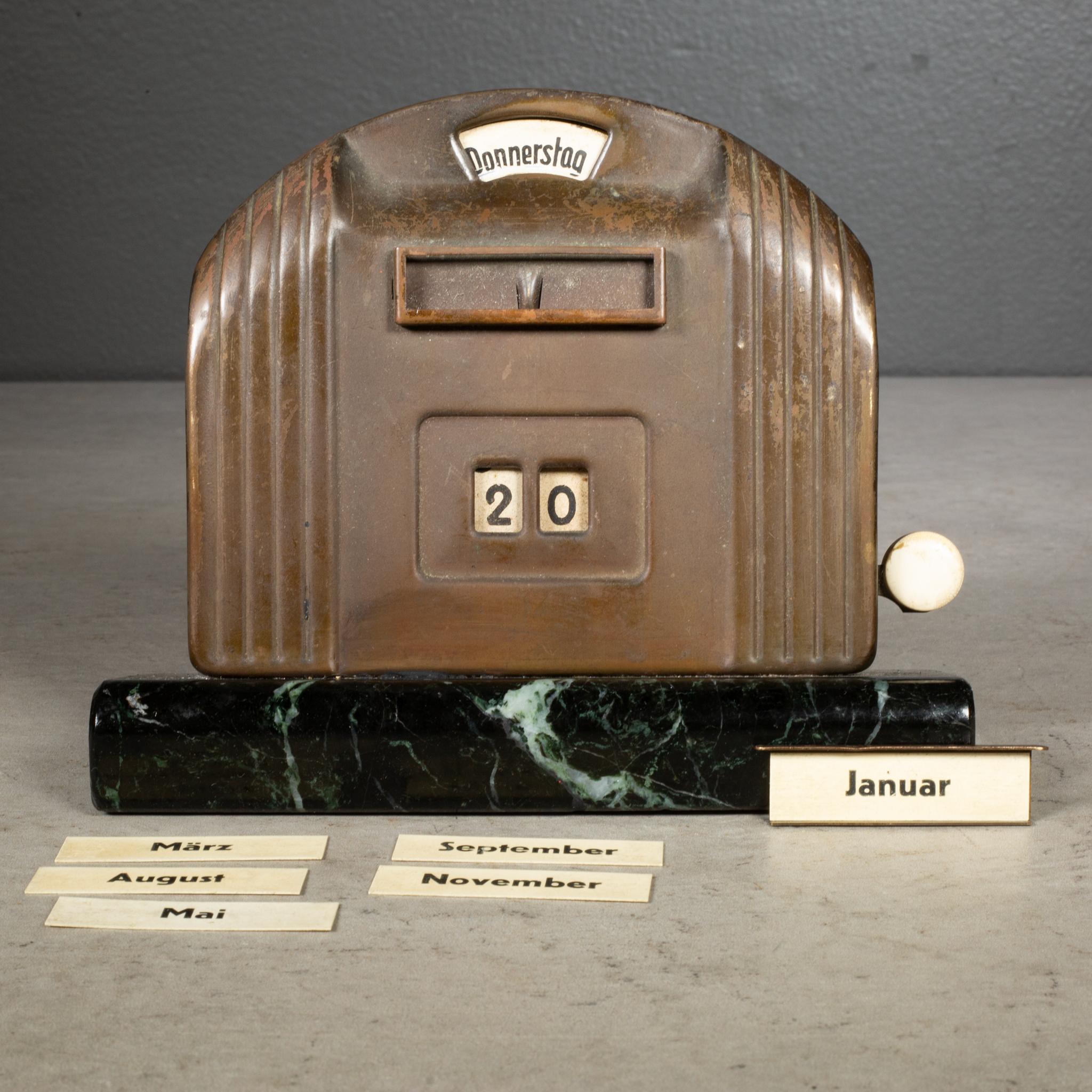 Allemand calendrier de bureau perpétuel allemand Art déco en cuivre, vers 1930 en vente
