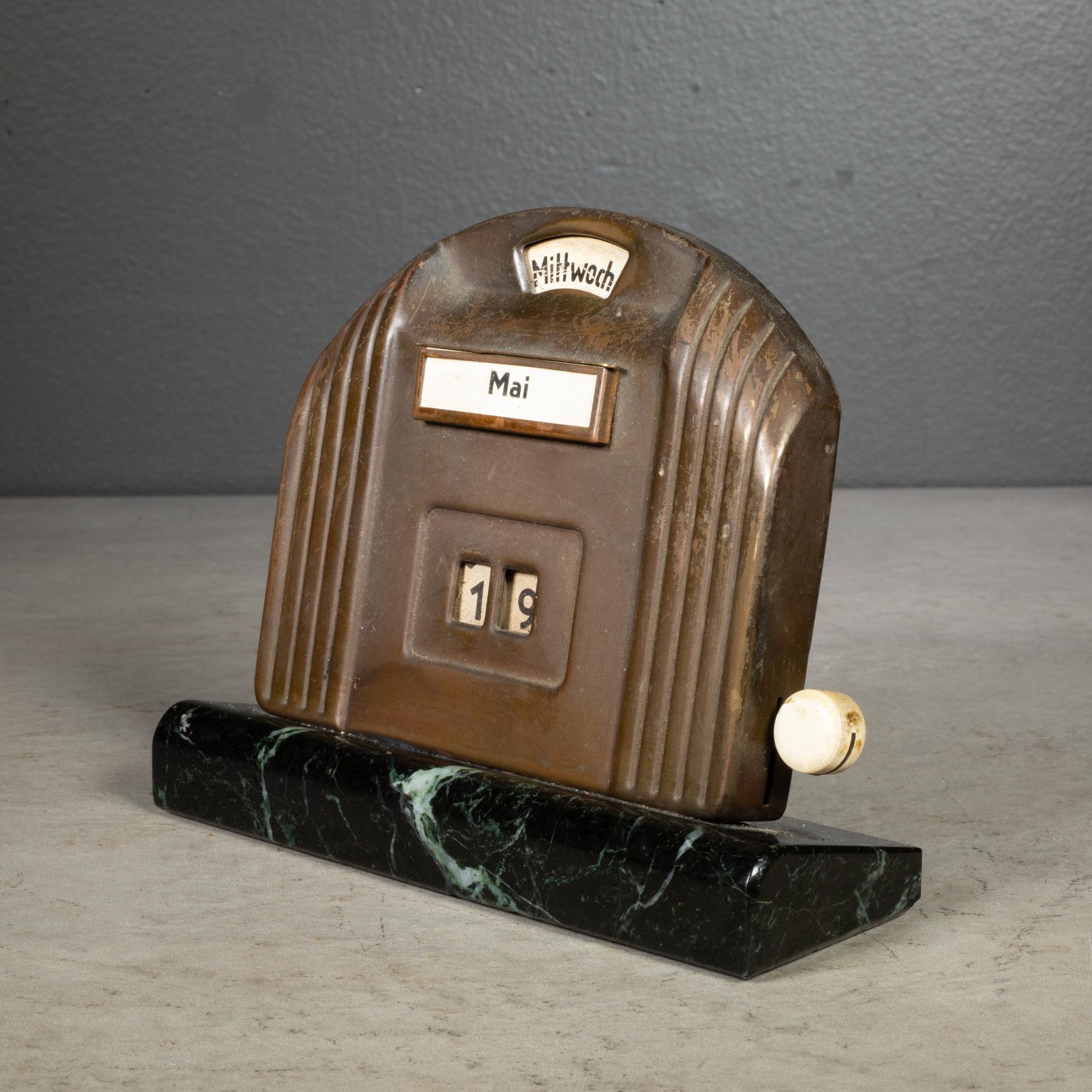 calendrier de bureau perpétuel allemand Art déco en cuivre, vers 1930 Bon état - En vente à San Francisco, CA