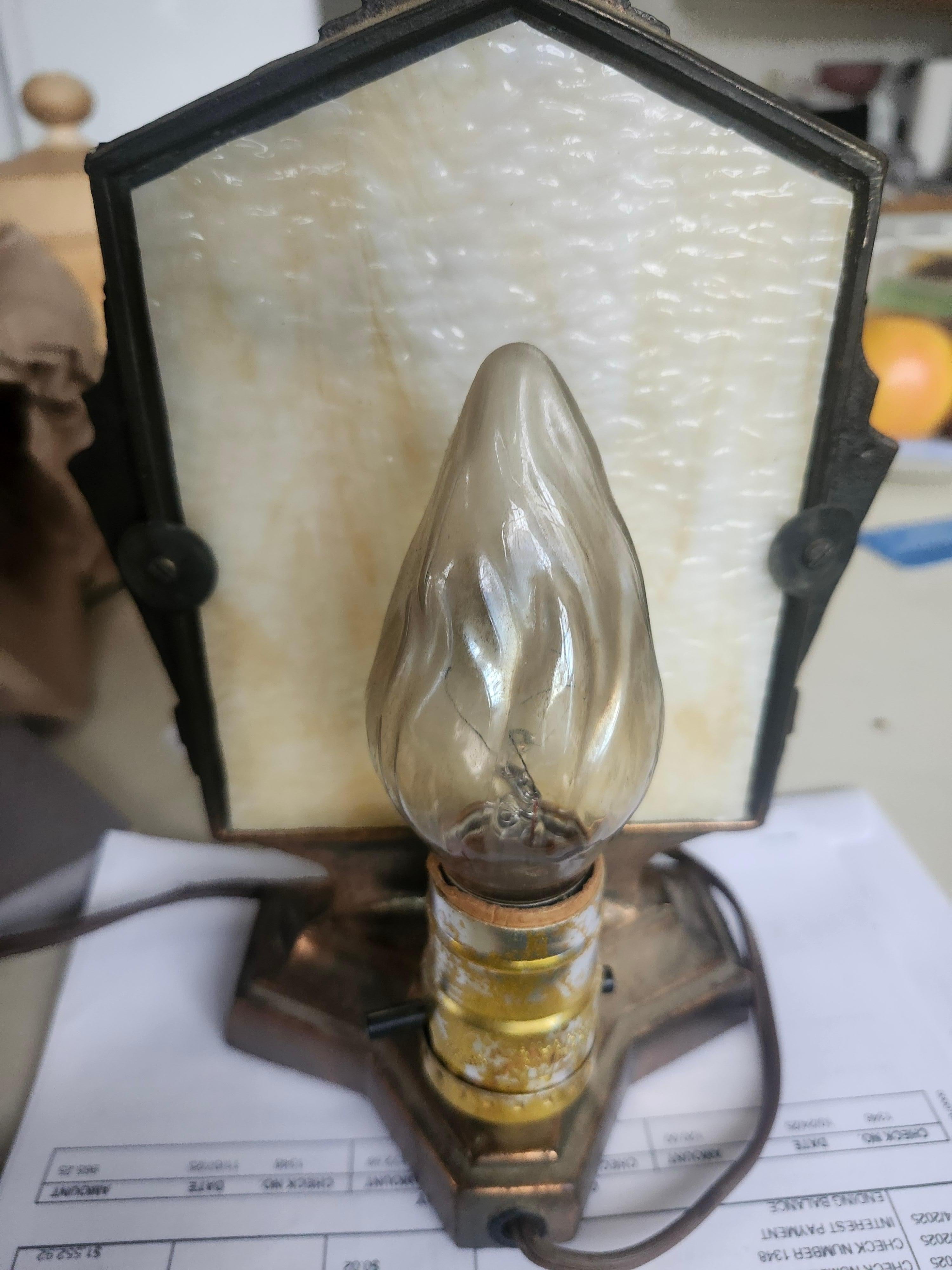 Lampe de table Art Déco en cuivre et fer avec verre de scories Femme nue dansante C1935 en vente 2