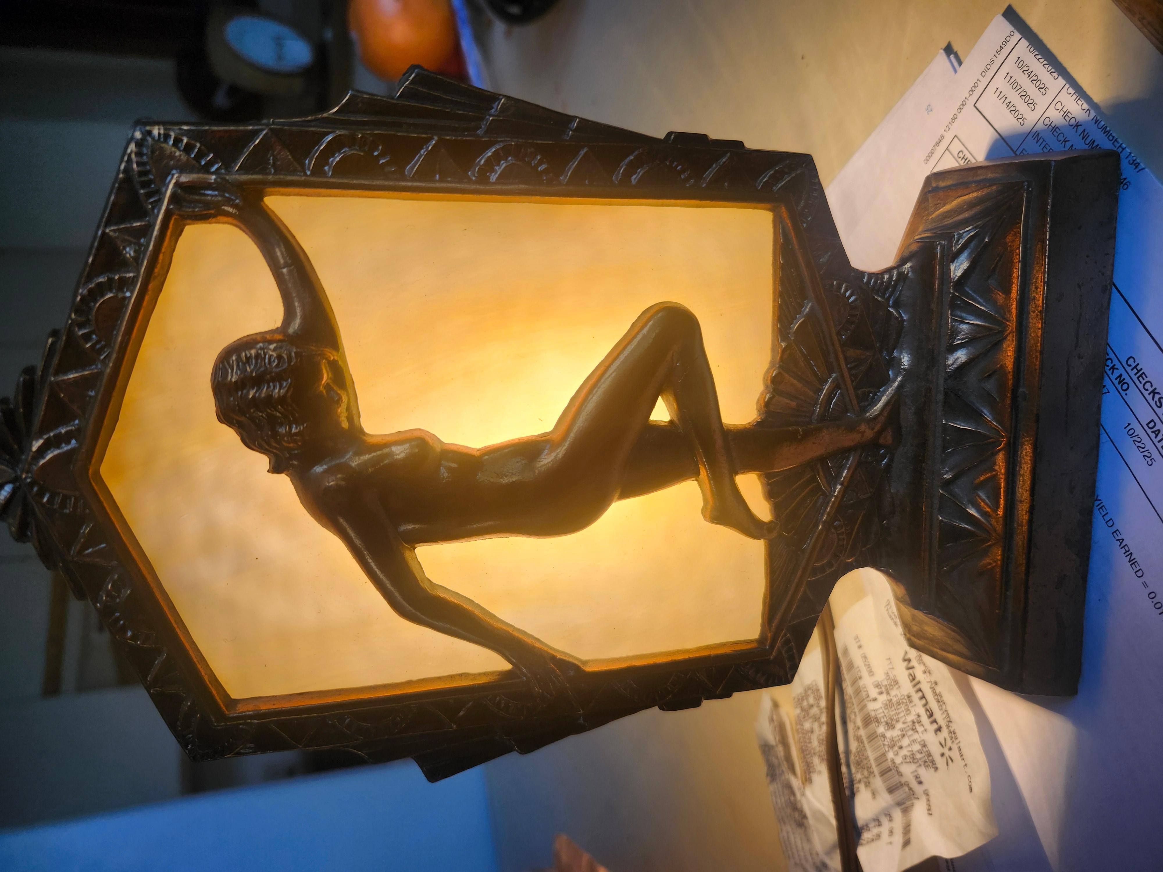 Lampe de table Art Déco en cuivre et fer avec verre de scories Femme nue dansante C1935 en vente 3