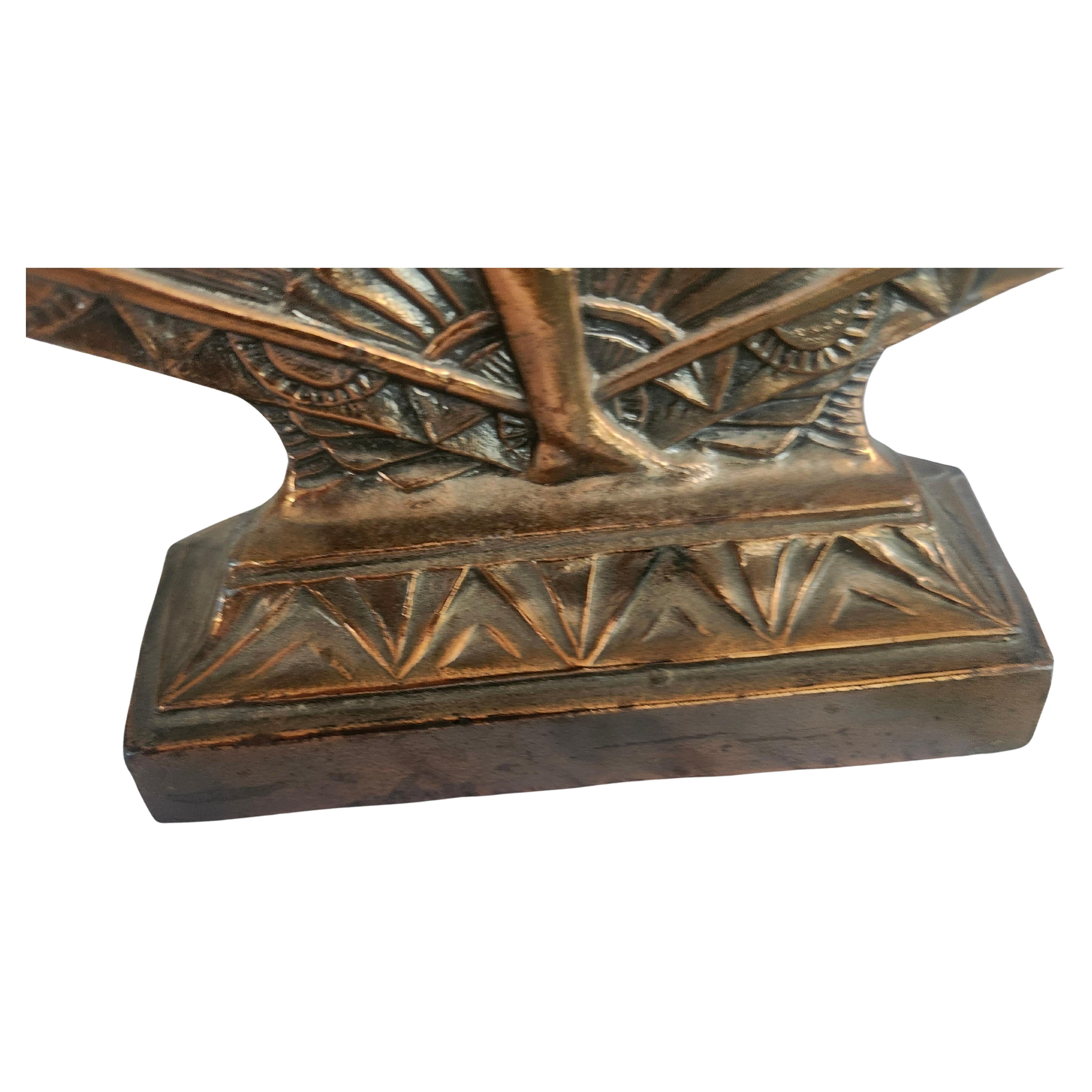 Fabuleuse femme nue dansante, simple mais élégante, de la période Art déco. Le cuivre sur le fer et la fonte précisément. Le verre ambré est impeccable et s'adapte parfaitement.
Les composants électriques sont tous en bon état et fonctionnent comme