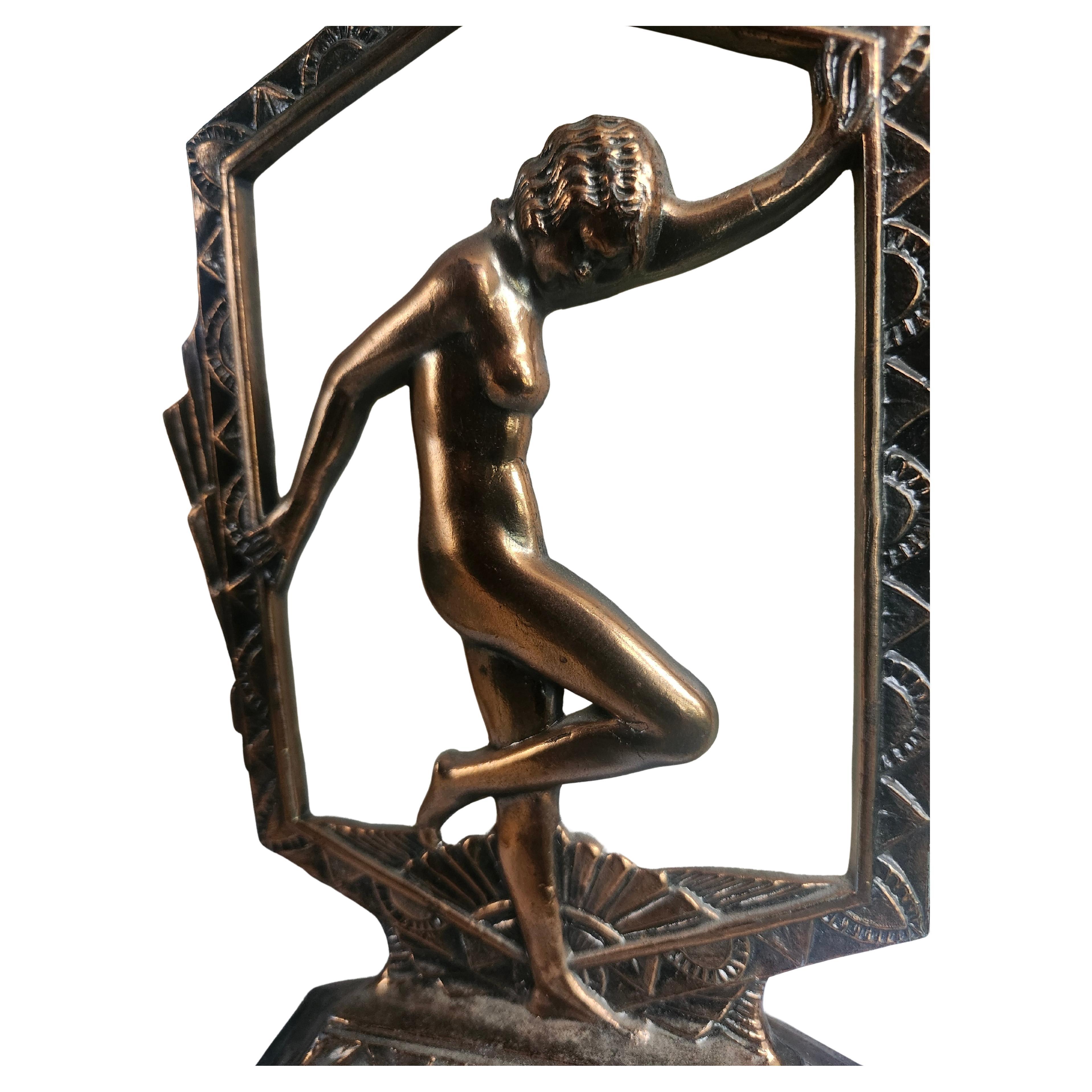 Art déco Lampe de table Art Déco en cuivre et fer avec verre de scories Femme nue dansante C1935 en vente