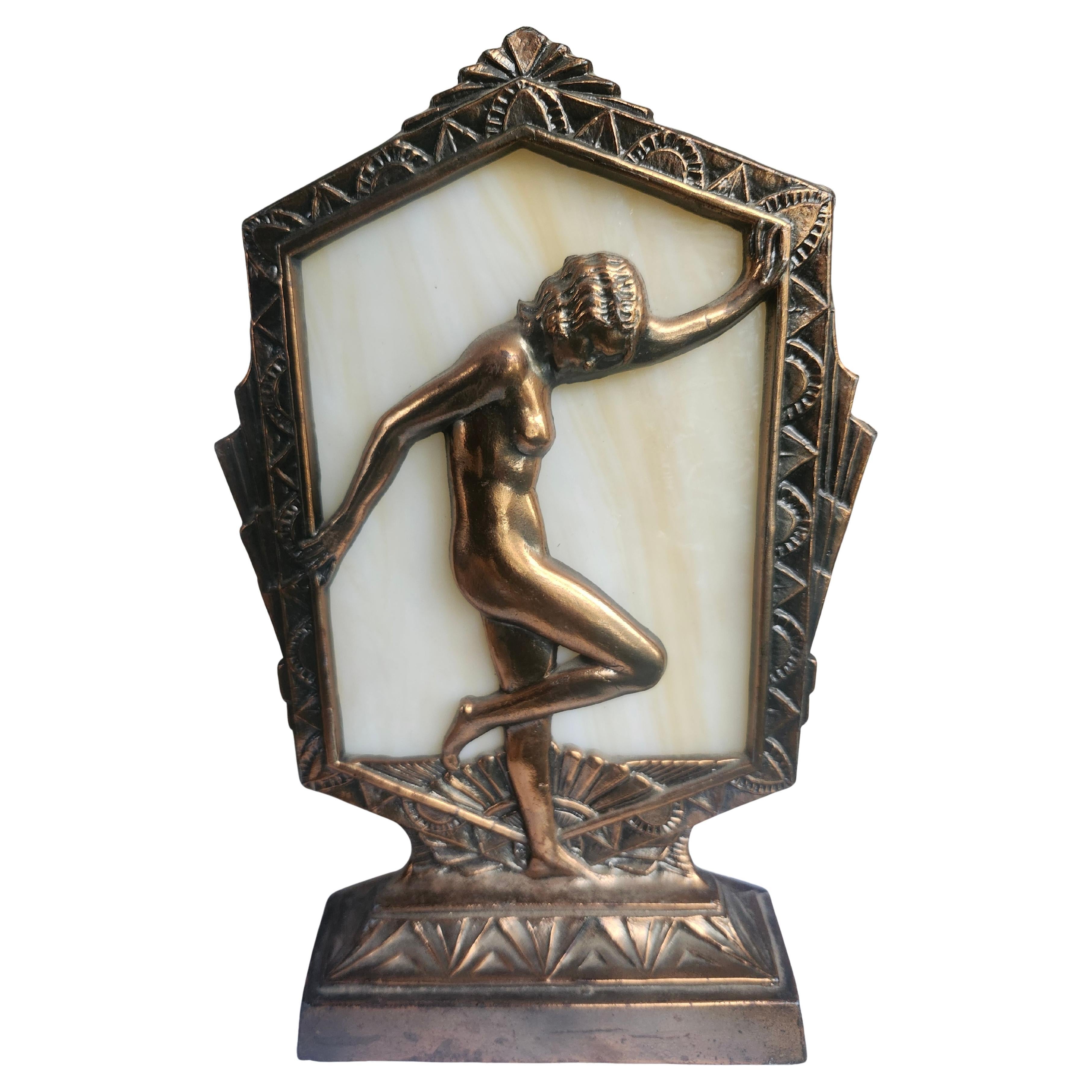 Américain Lampe de table Art Déco en cuivre et fer avec verre de scories Femme nue dansante C1935 en vente