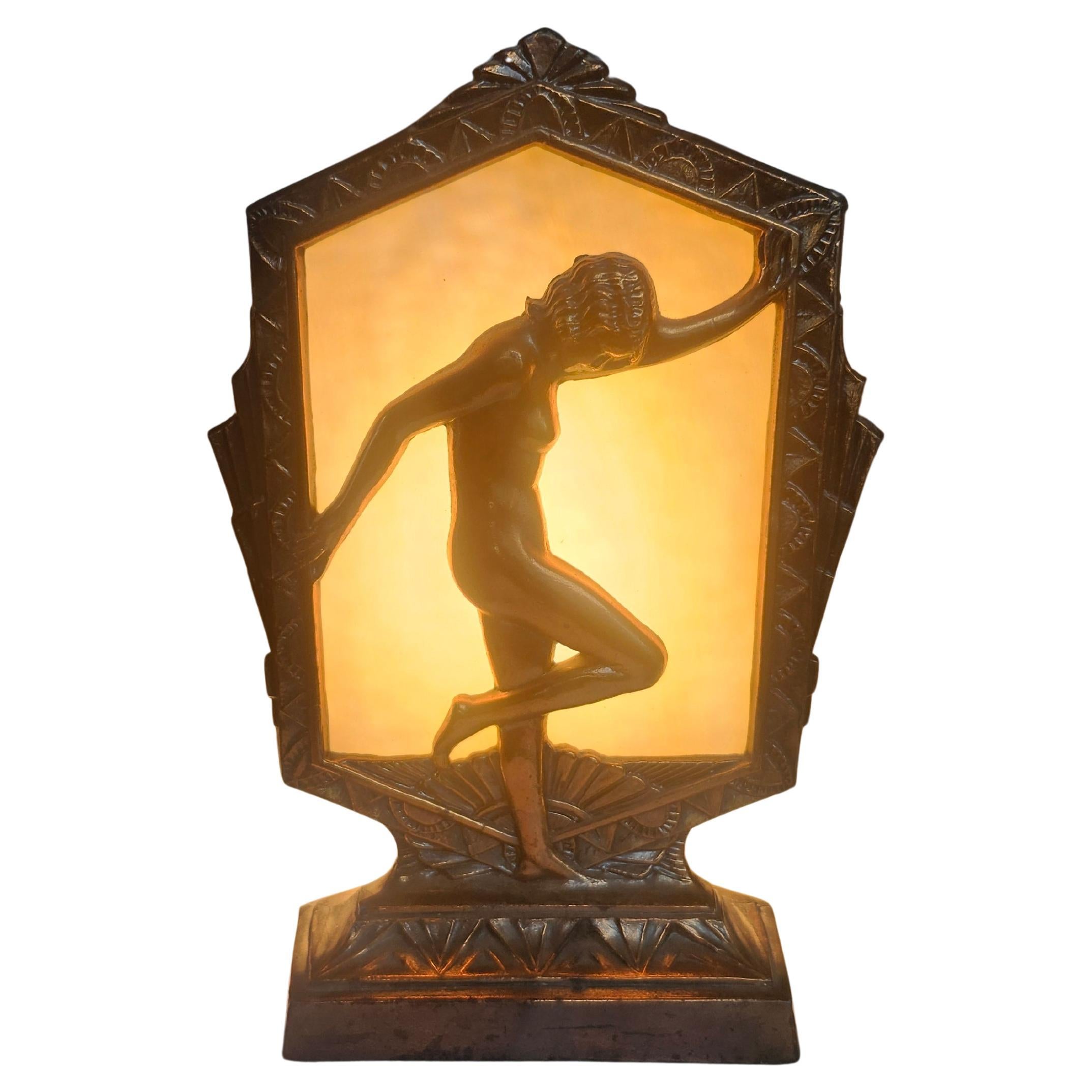 Moulage Lampe de table Art Déco en cuivre et fer avec verre de scories Femme nue dansante C1935 en vente