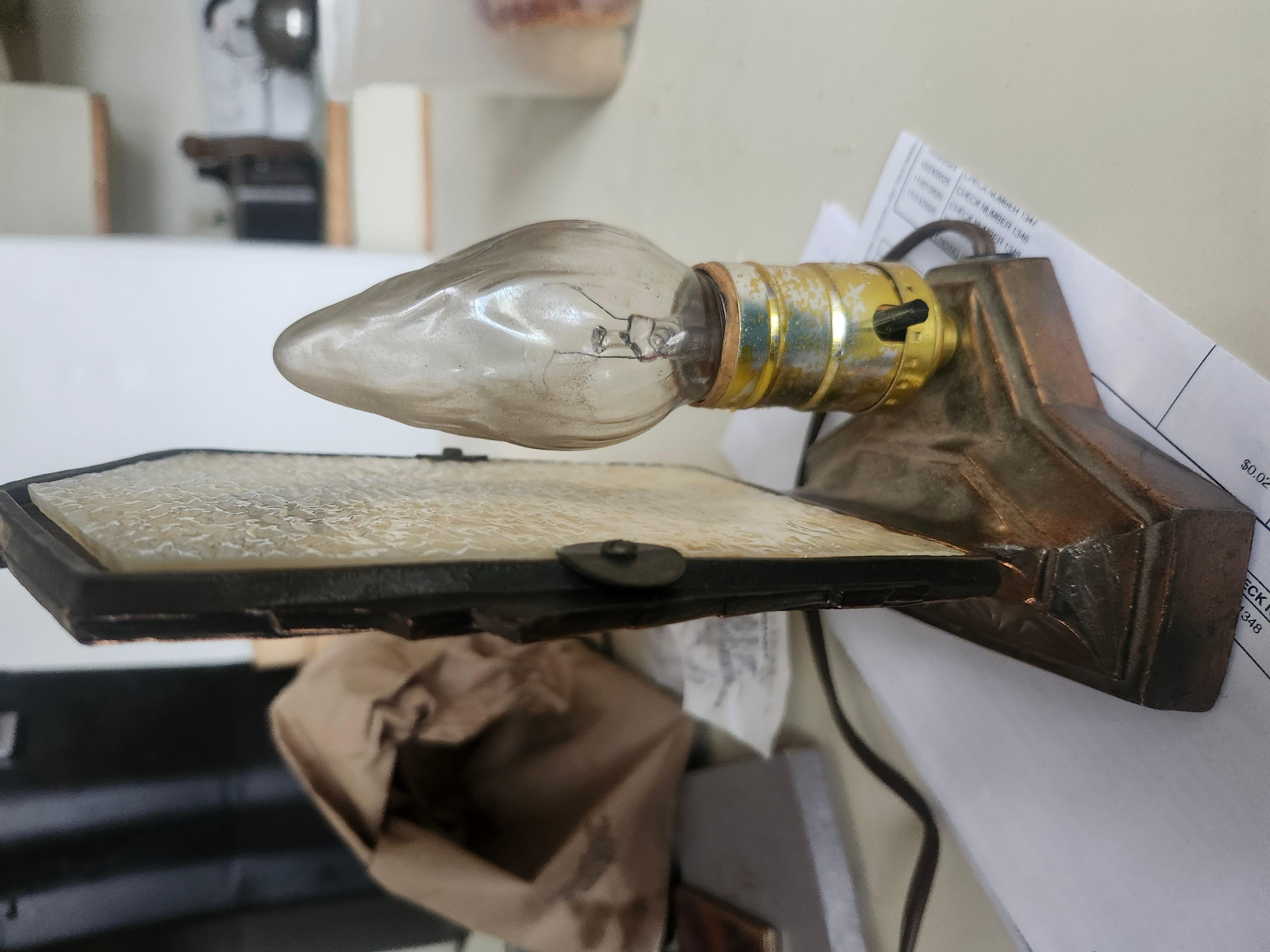 Milieu du XXe siècle Lampe de table Art Déco en cuivre et fer avec verre de scories Femme nue dansante C1935 en vente