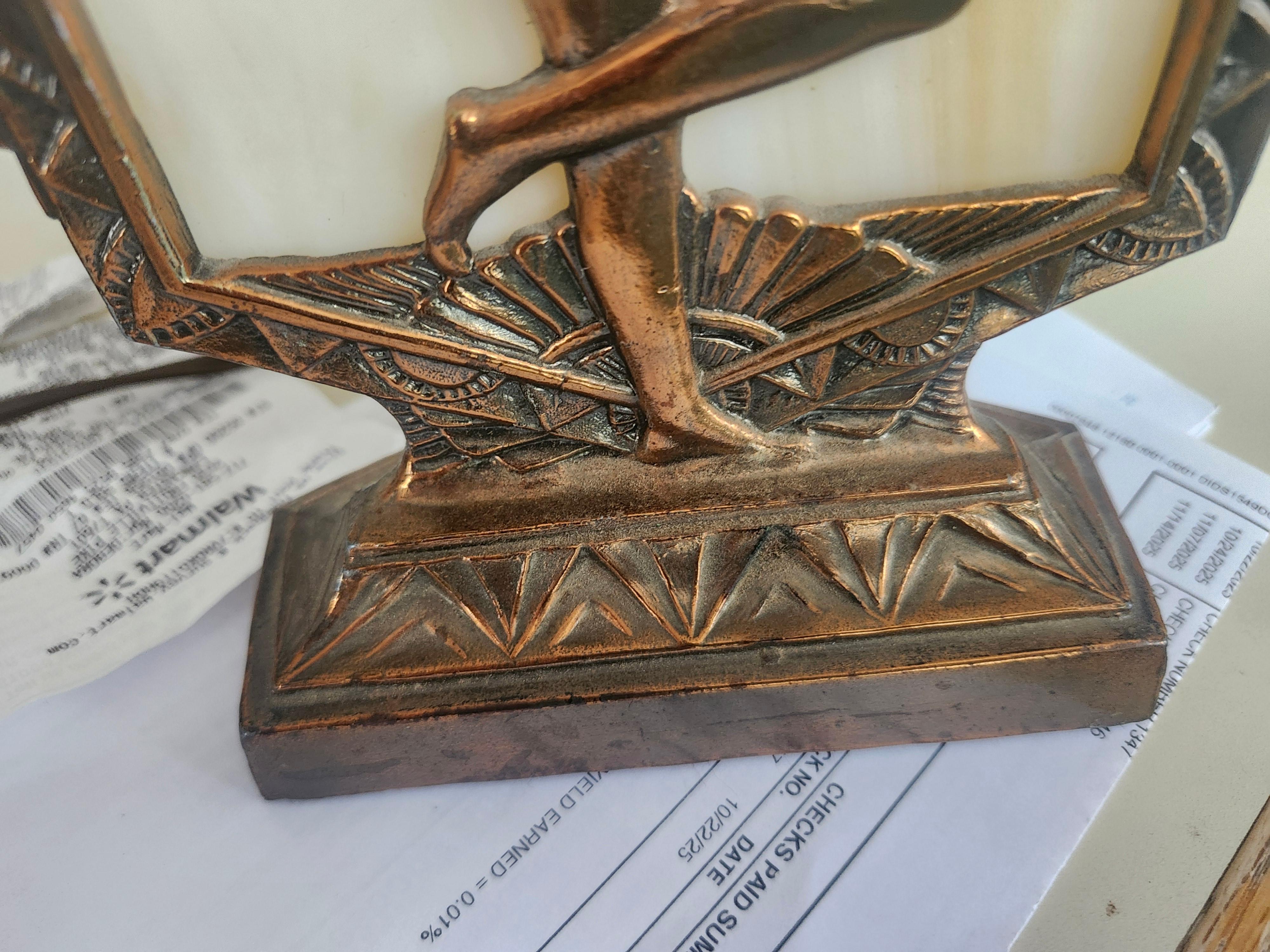 Cuivre Lampe de table Art Déco en cuivre et fer avec verre de scories Femme nue dansante C1935 en vente