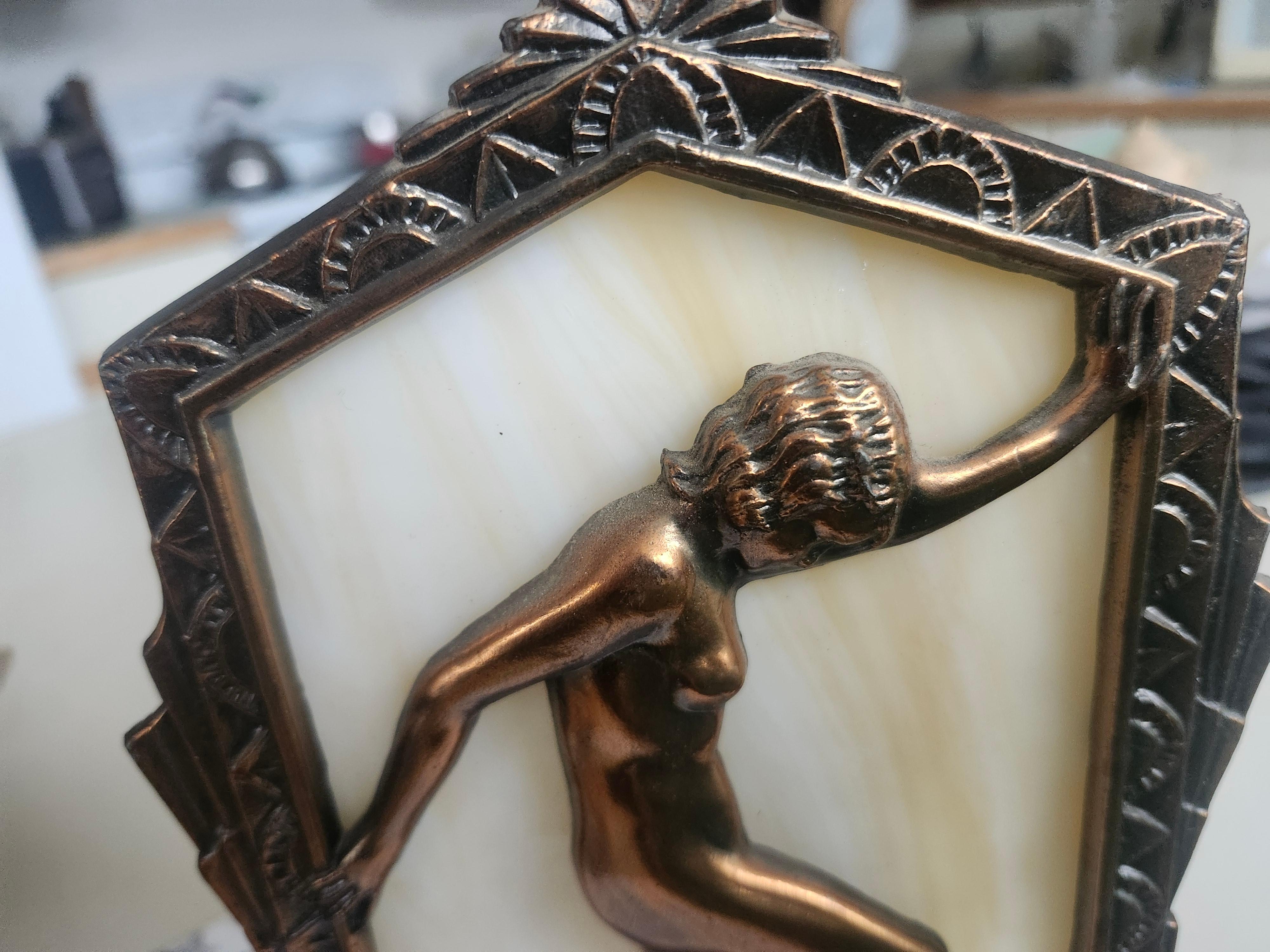 Lampe de table Art Déco en cuivre et fer avec verre de scories Femme nue dansante C1935 en vente 1