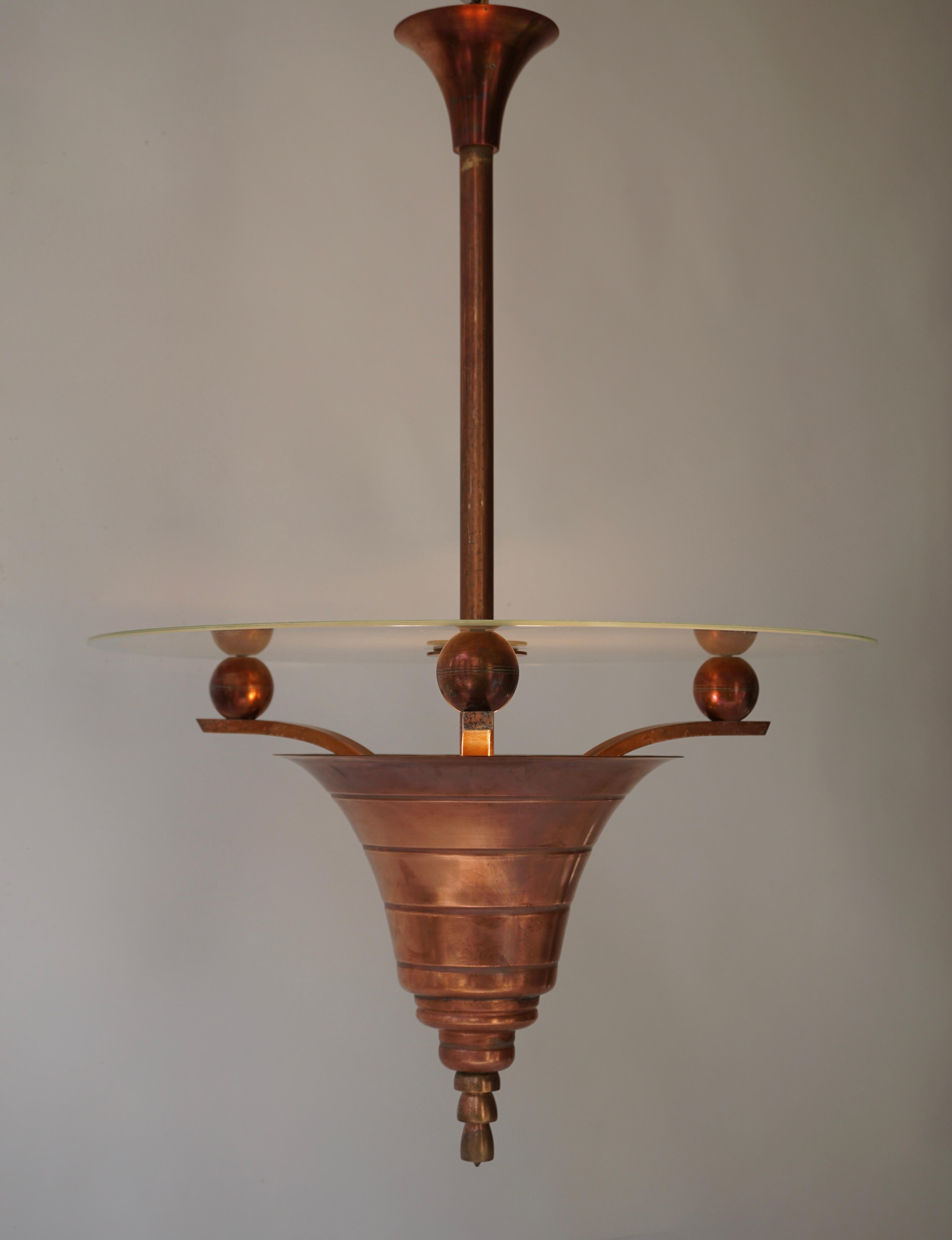 French Art Deco copper chandelier.
Measures: Diameter 50 cm.
Height 75 cm.
3 E27 bulbs.