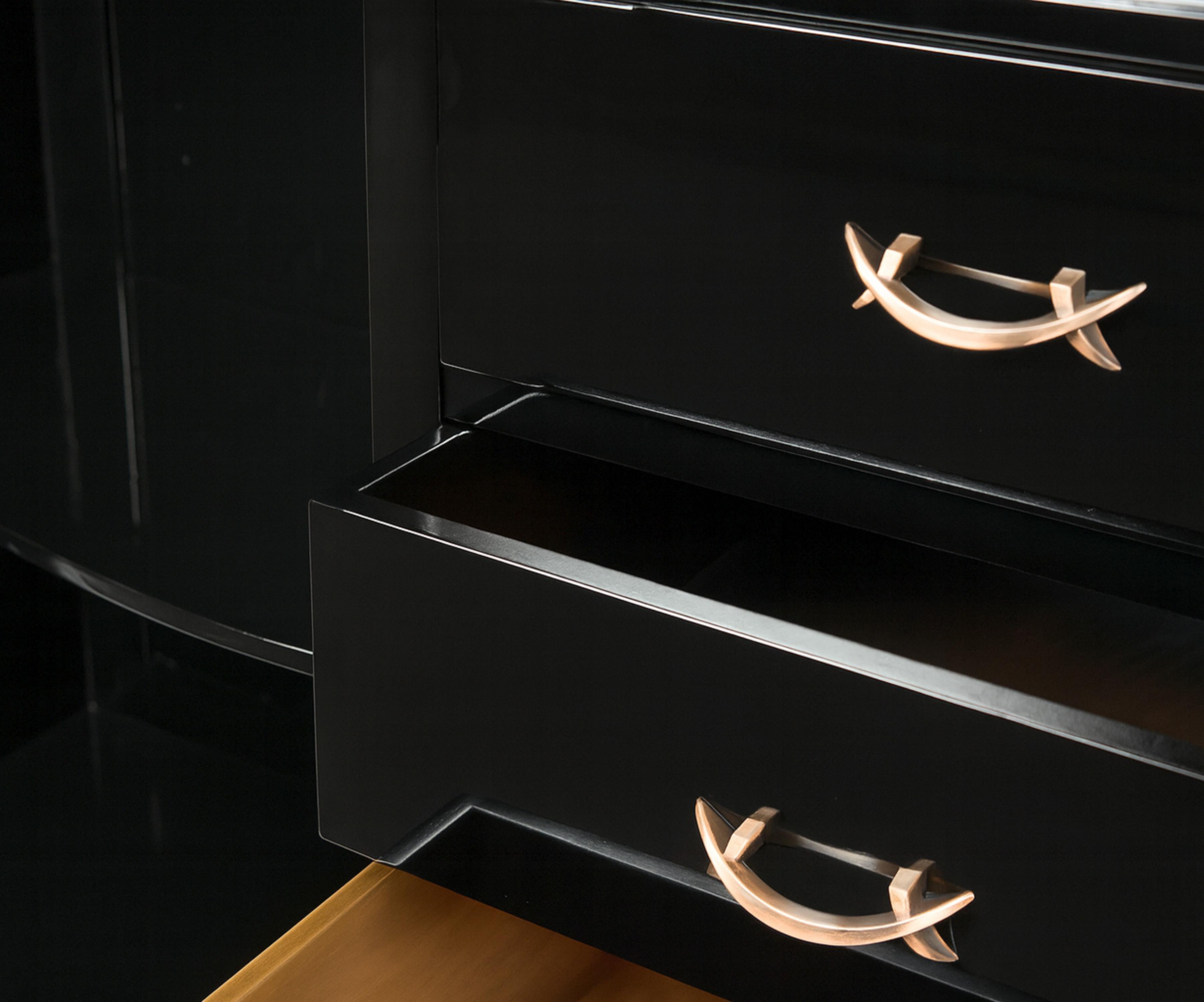 Questa imponente credenza Art Déco del XX secolo ha una larghezza di 200 cm e una ferramenta placcata in rame.
Mantiene linee simmetriche e pulite con un approccio di metà secolo, evidenziato da una squisita base a baffi.

Un'affascinante consolle