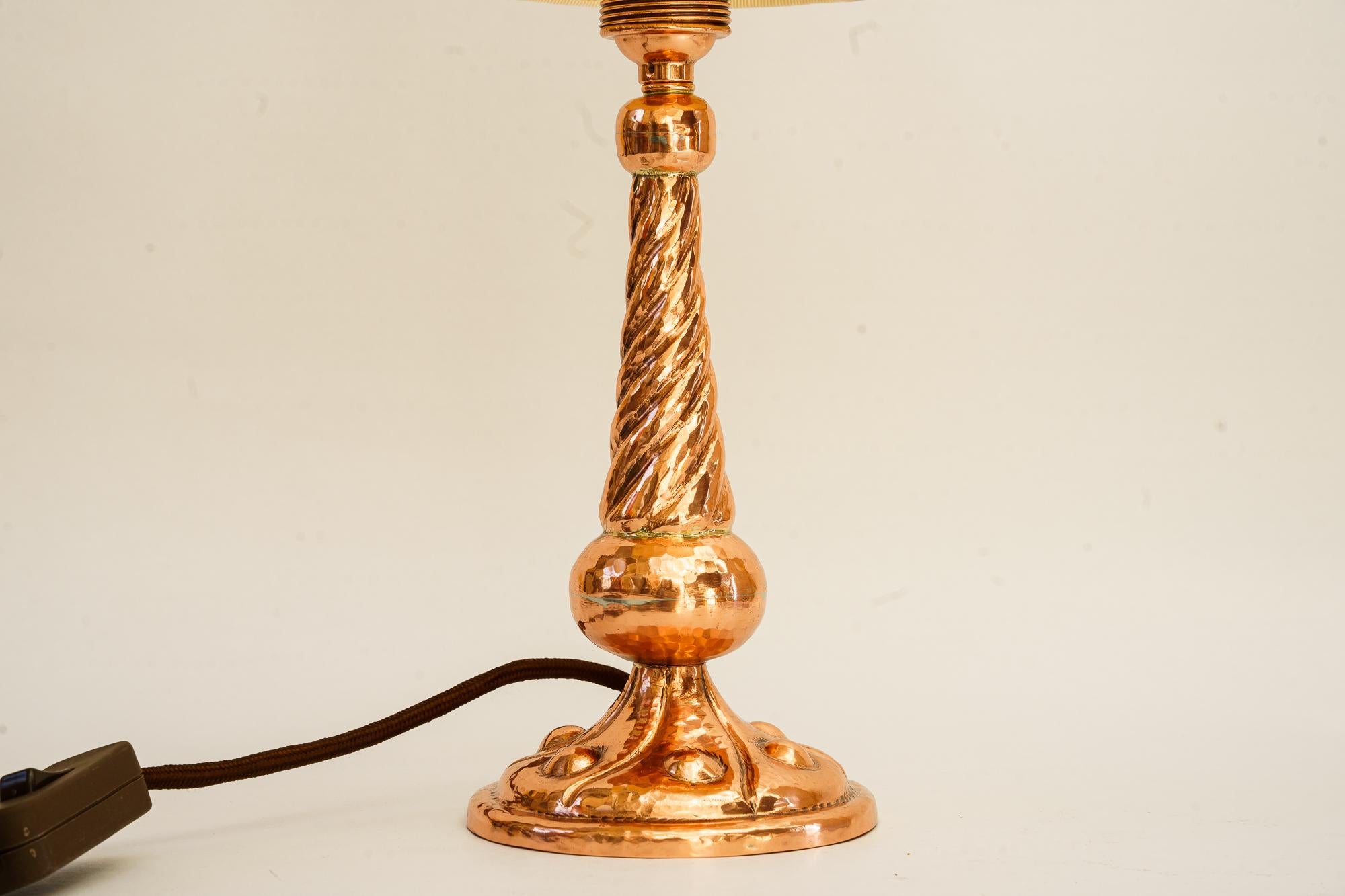 Art Deco Kupfer Tischlampe mit Stoffschirm Wien um 1920s 
Poliert und emailliert
Der Stoffschirm wird ersetzt ( neu )