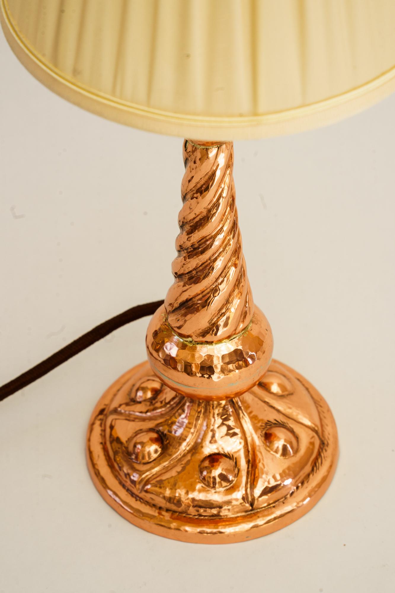 Art Deco Kupfer Tischlampe mit Stoffschirm Wien um 1920s (Art déco) im Angebot