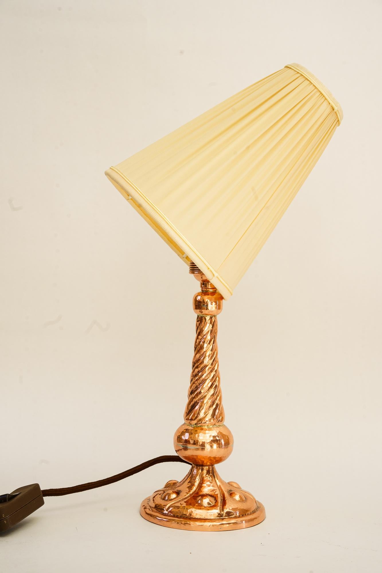 Art Deco Kupfer Tischlampe mit Stoffschirm Wien um 1920s (Lackiert) im Angebot