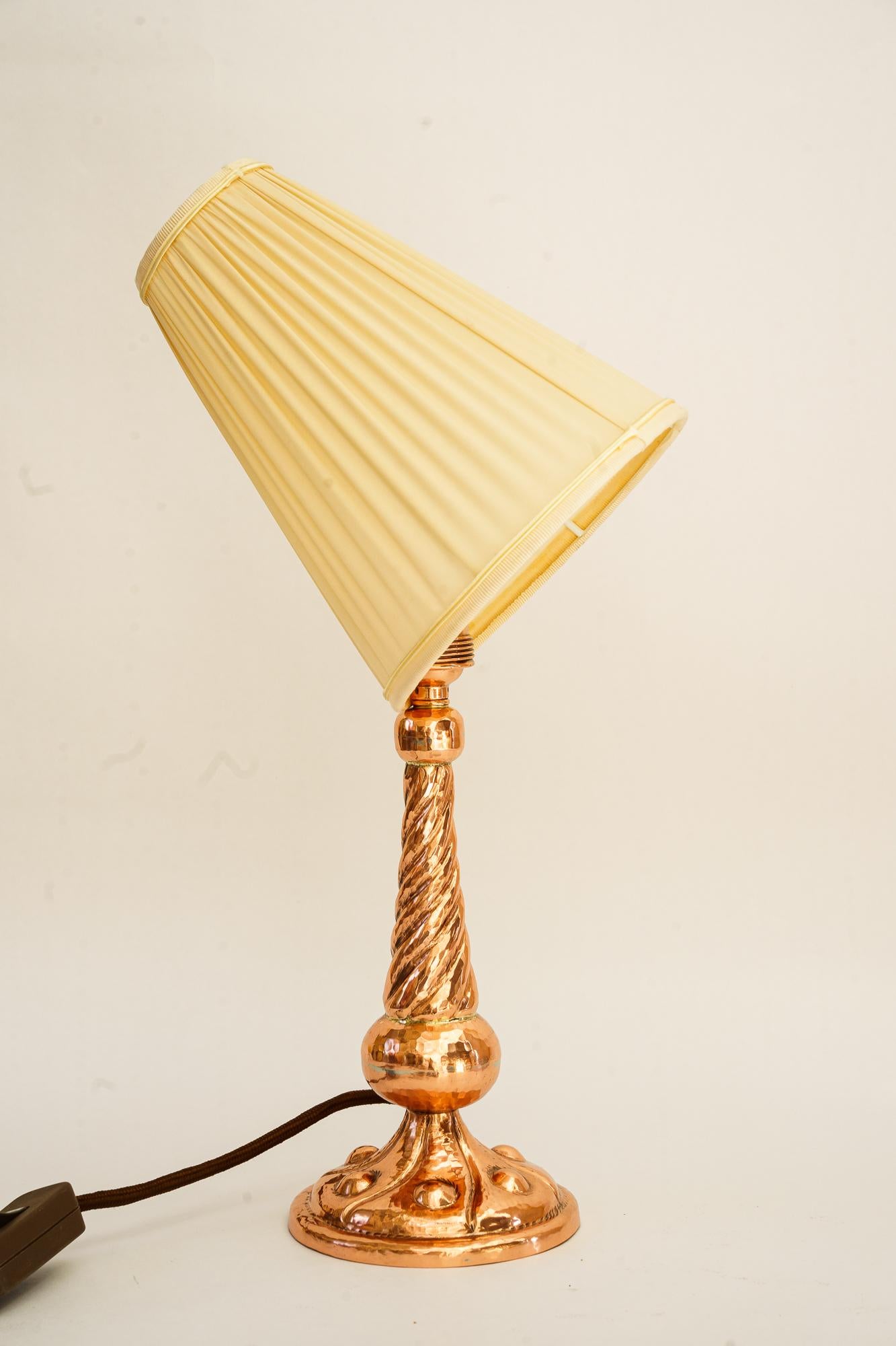 Art Deco Kupfer Tischlampe mit Stoffschirm Wien um 1920s (Frühes 20. Jahrhundert) im Angebot