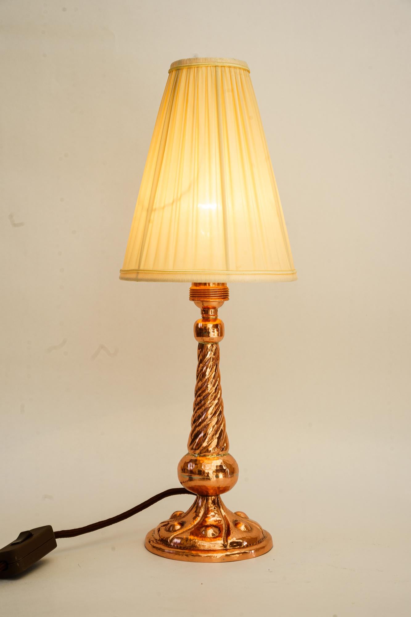 Art Deco Kupfer Tischlampe mit Stoffschirm Wien um 1920s im Angebot 1