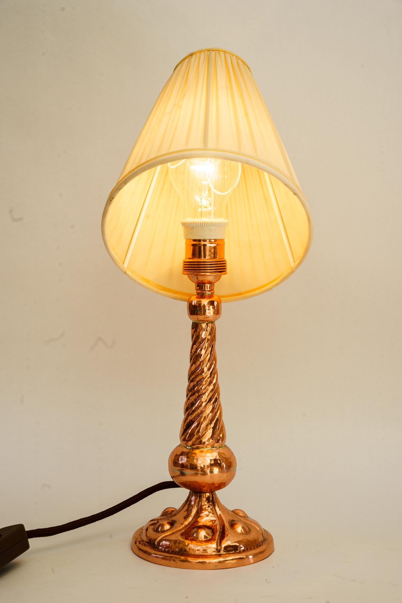 Art Deco Kupfer Tischlampe mit Stoffschirm Wien um 1920s im Angebot 2
