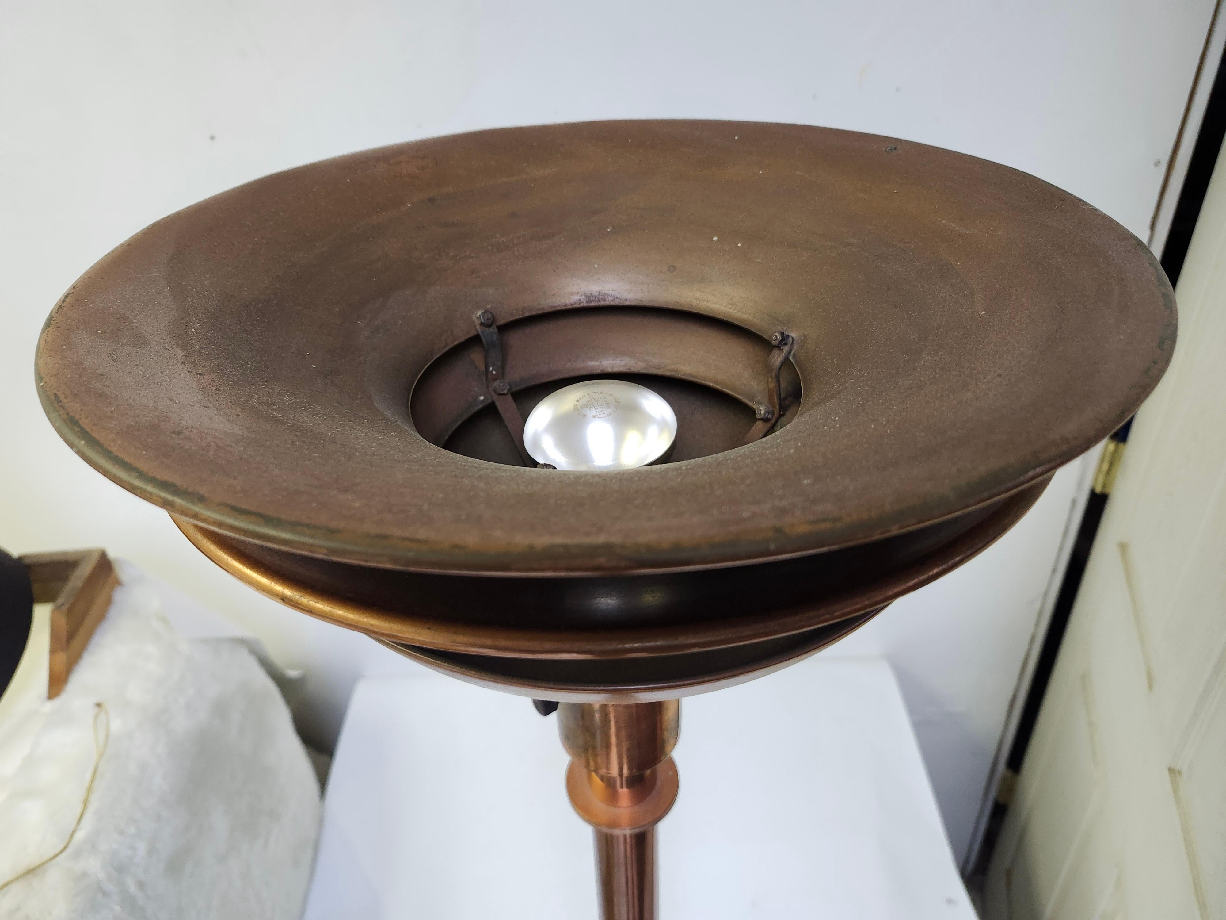 Lámpara de pie Art Déco de cobre en gradas Torchère de Gilbert Rohde para Sunset Lamp co. en venta 4
