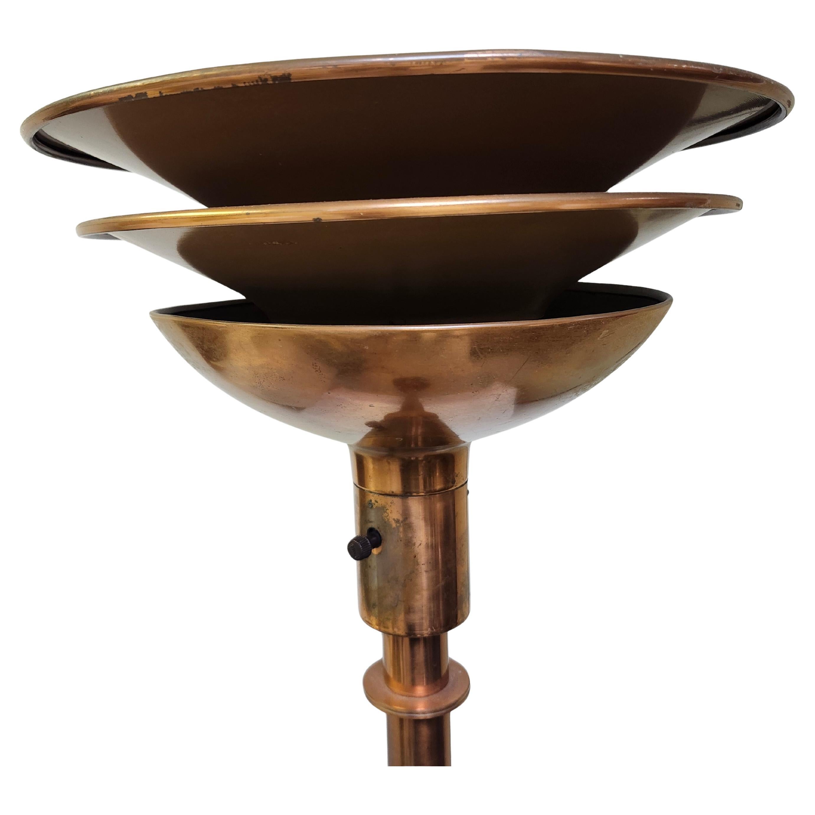 Lámpara de pie Art Déco de cobre en gradas Torchère de Gilbert Rohde para Sunset Lamp co. Art Decó en venta