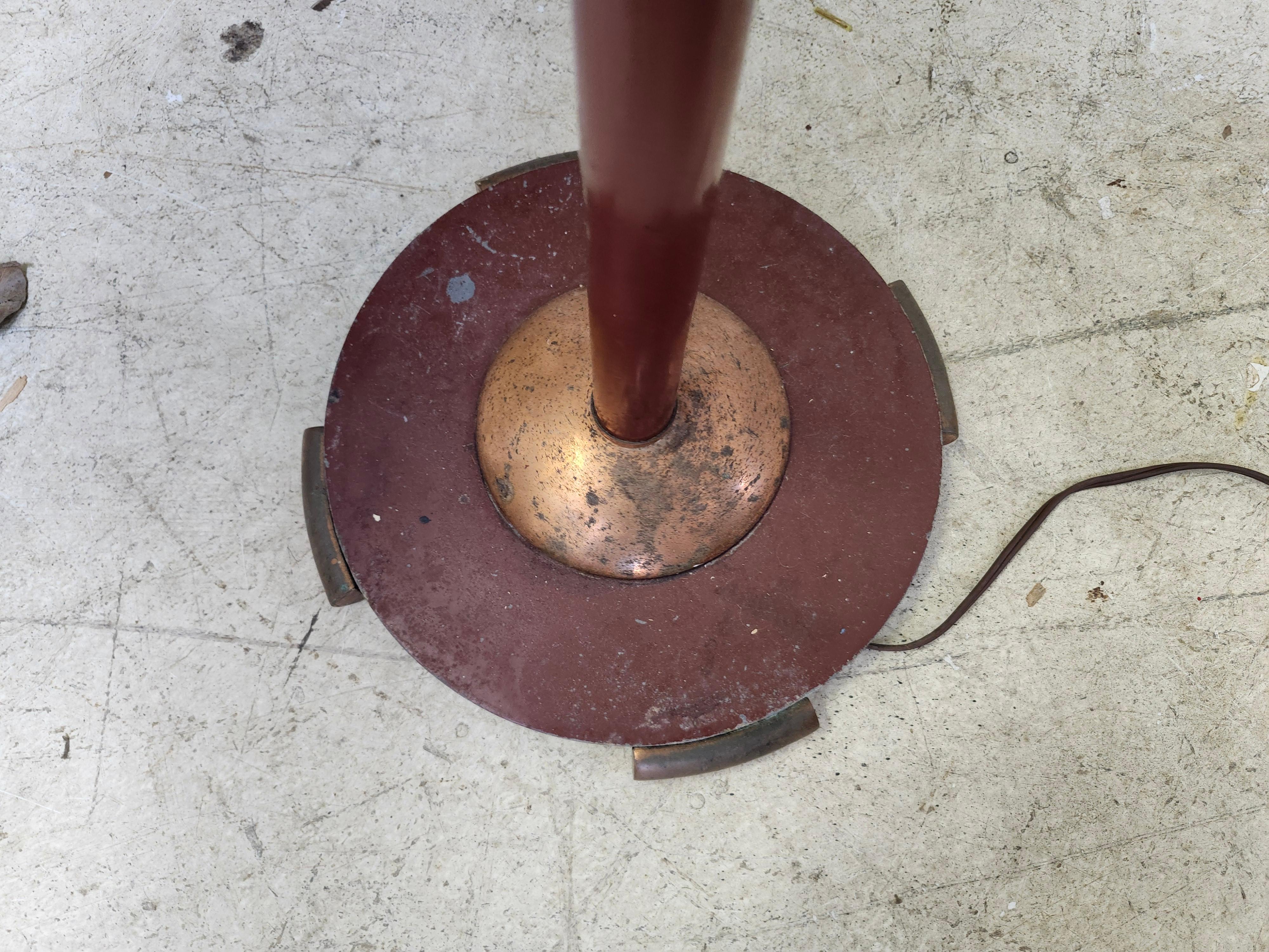 Lámpara de pie Art Déco de cobre en gradas Torchère de Gilbert Rohde para Sunset Lamp co. Hecho a mano en venta