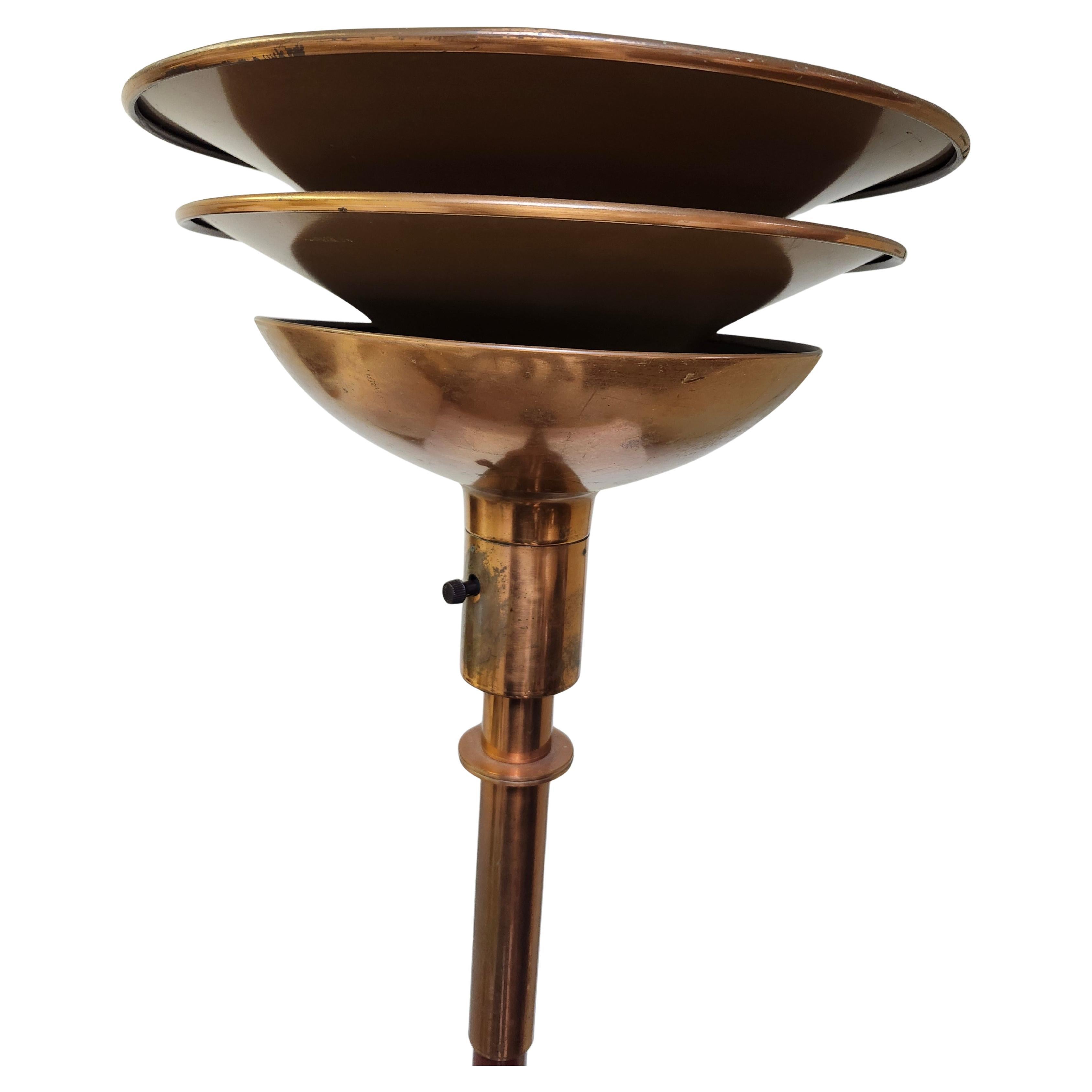 Lámpara de pie Art Déco de cobre en gradas Torchère de Gilbert Rohde para Sunset Lamp co. en Bueno estado para la venta en Port Jervis, NY