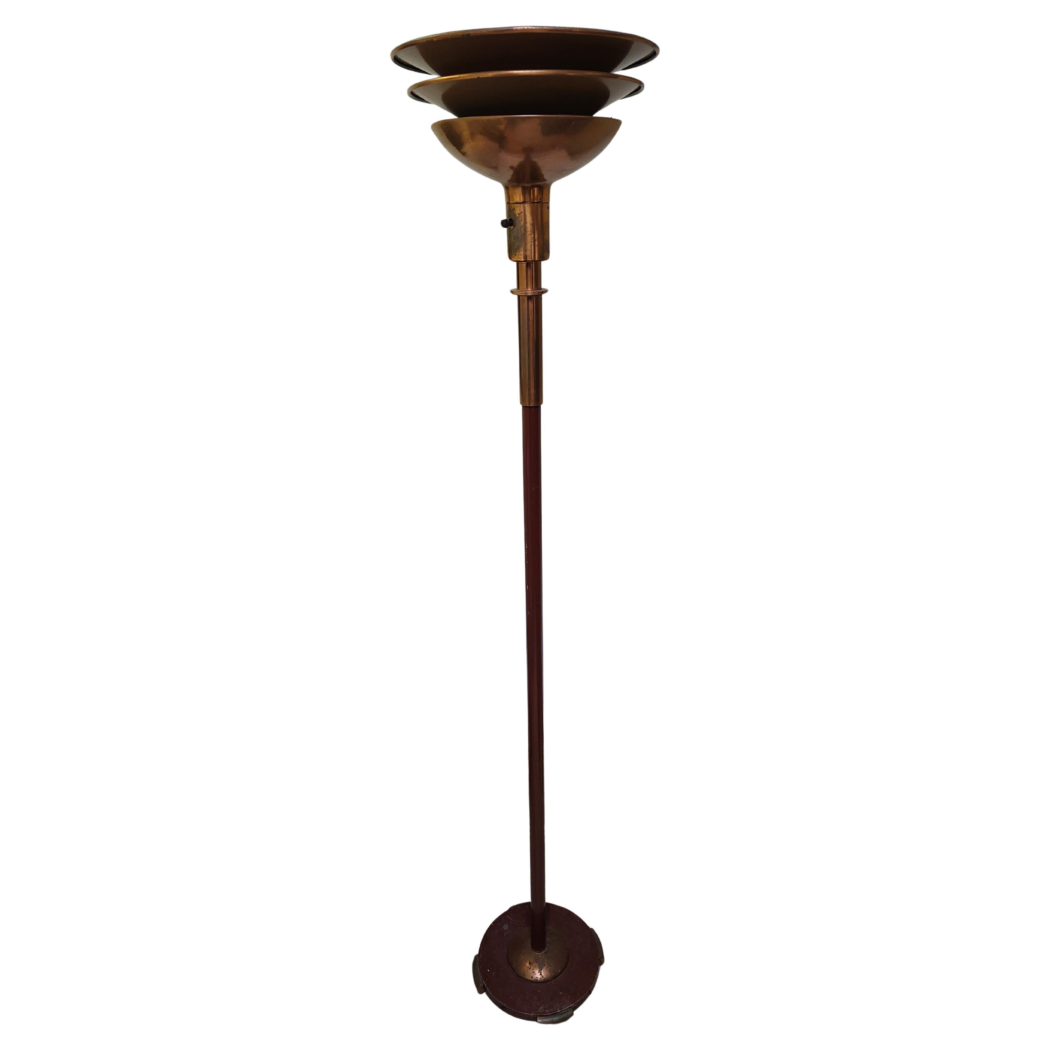 Lámpara de pie Art Déco de cobre en gradas Torchère de Gilbert Rohde para Sunset Lamp co. mediados del siglo XX en venta