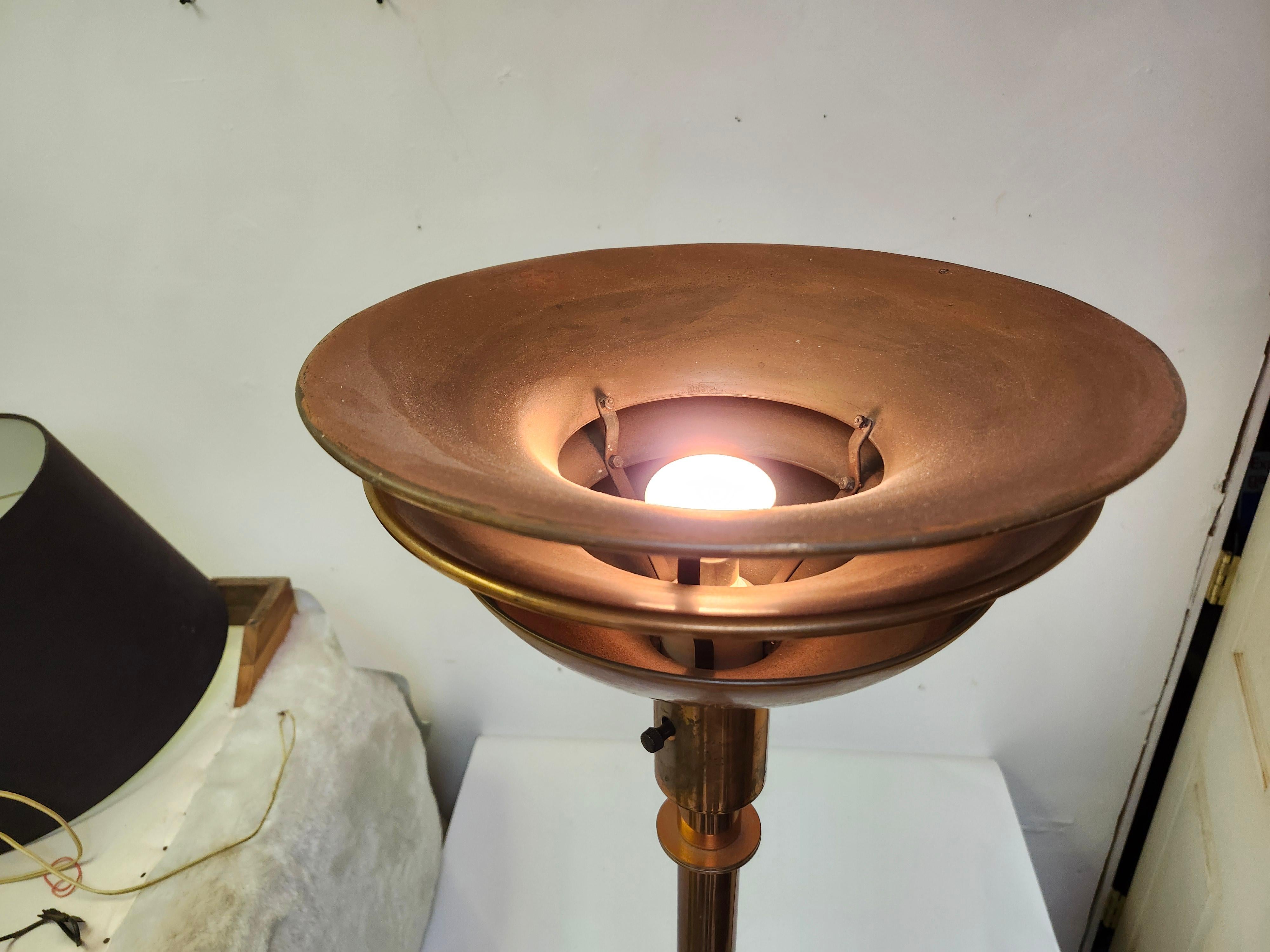 Lámpara de pie Art Déco de cobre en gradas Torchère de Gilbert Rohde para Sunset Lamp co. Metal en venta