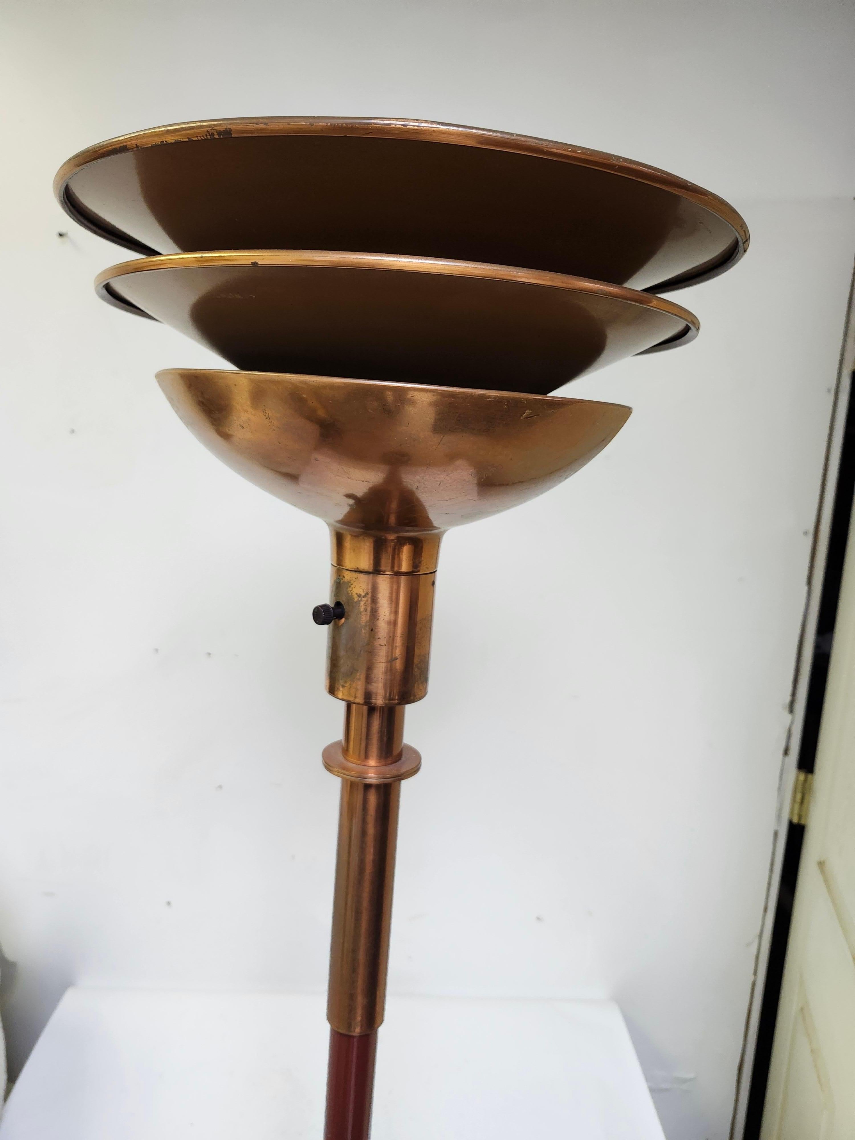 Lámpara de pie Art Déco de cobre en gradas Torchère de Gilbert Rohde para Sunset Lamp co. en venta 2