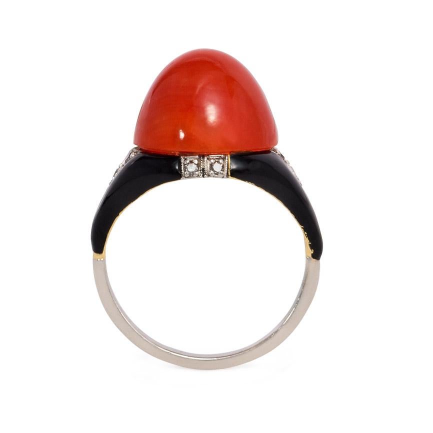 Art-Déco-Ring mit Koralle im Cabochon-Schliff, schwarzer Emaille und Diamant (Art déco) im Angebot